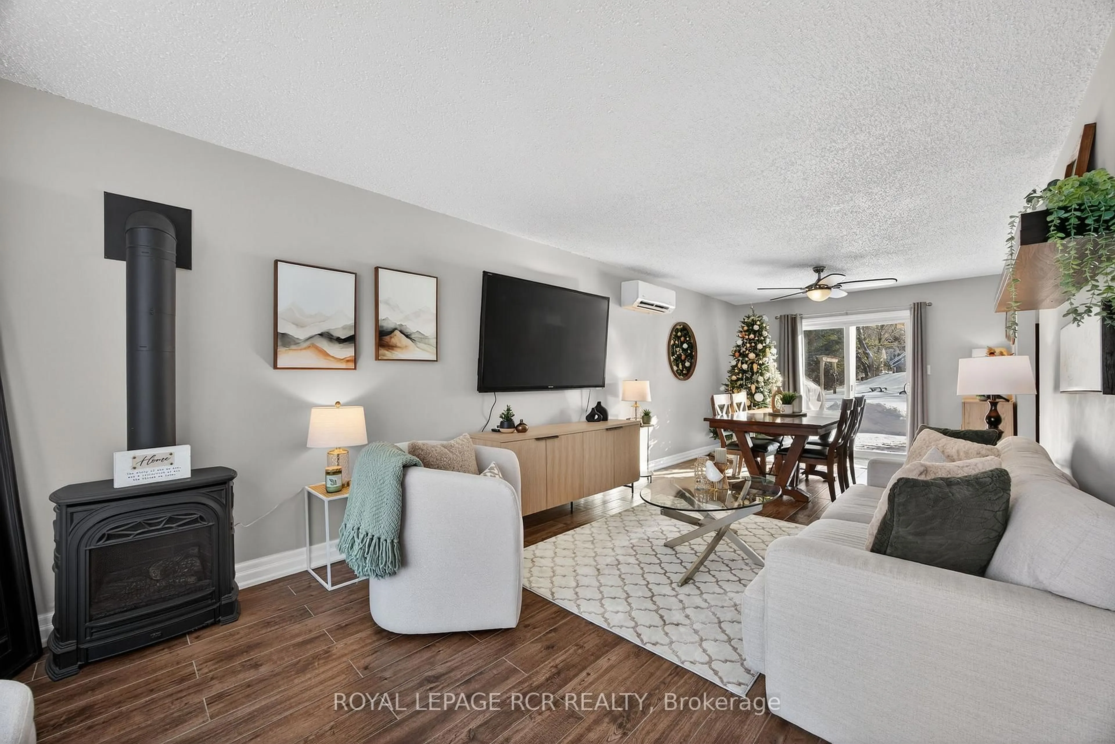 Living room with furniture, unknown for 291 Annshiela Dr, Georgina Ontario L4P 3A6