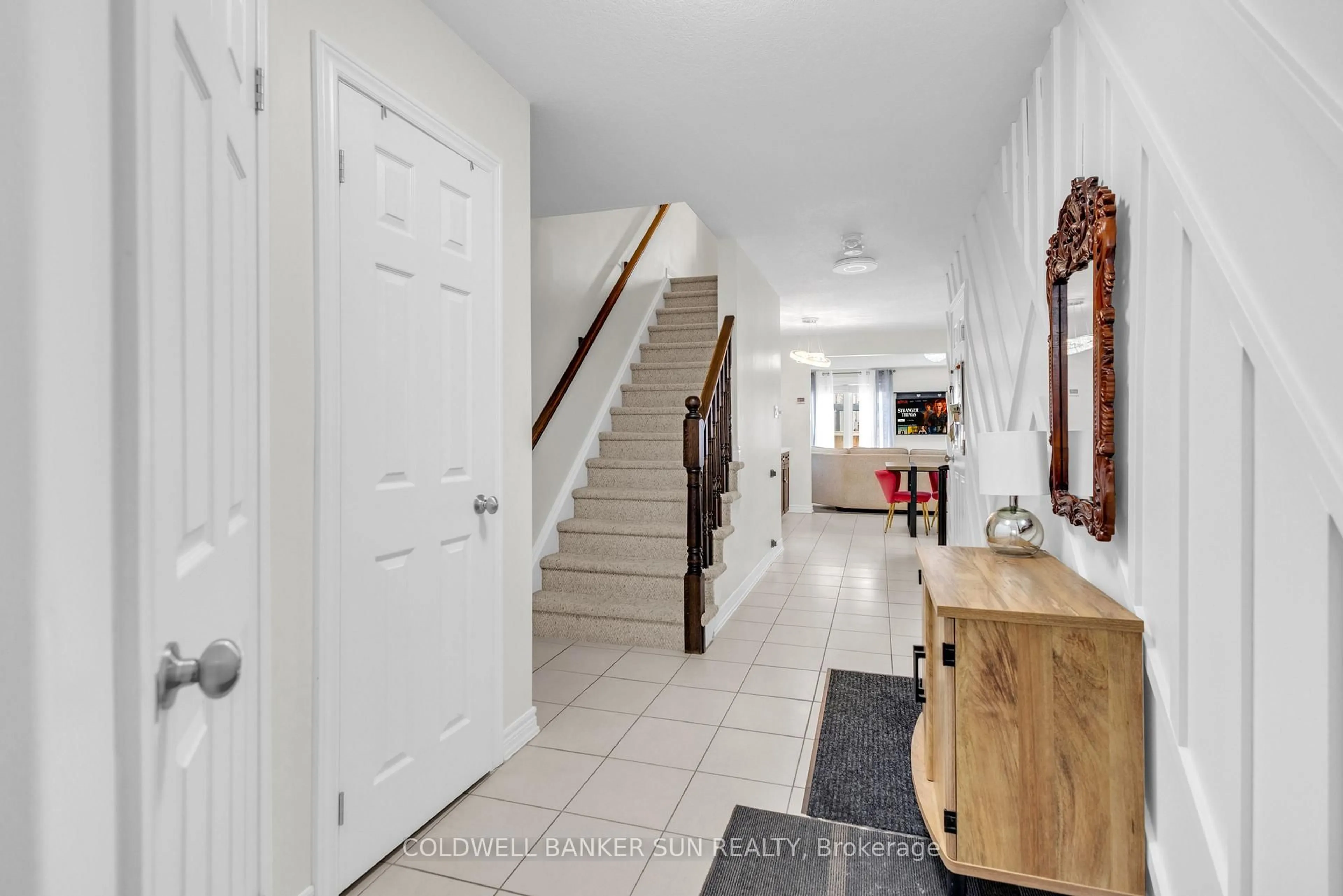 Indoor entryway for 254 Hutchinson Dr, New Tecumseth Ontario L9R 0P9