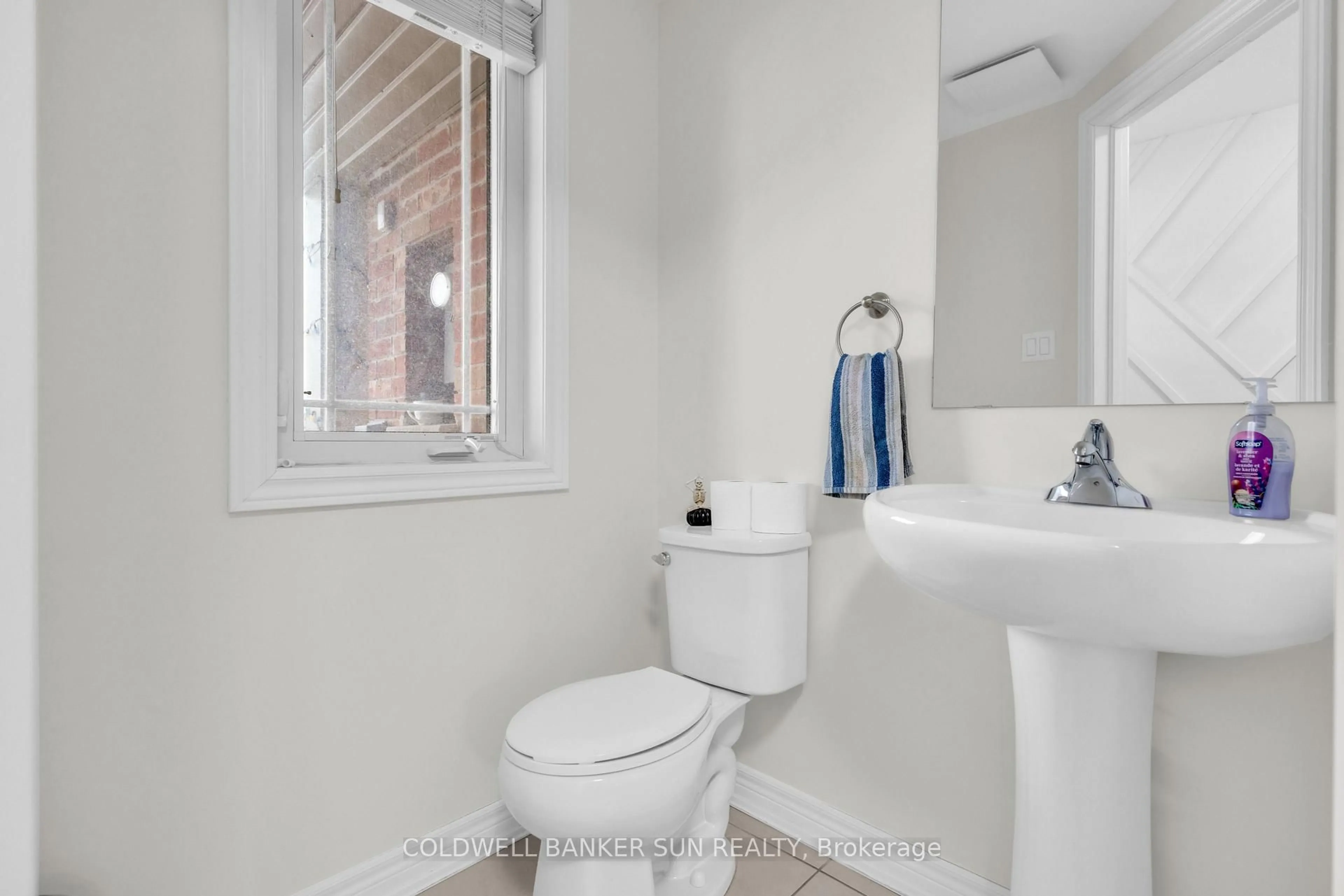 Standard bathroom, ceramic/tile floor for 254 Hutchinson Dr, New Tecumseth Ontario L9R 0P9
