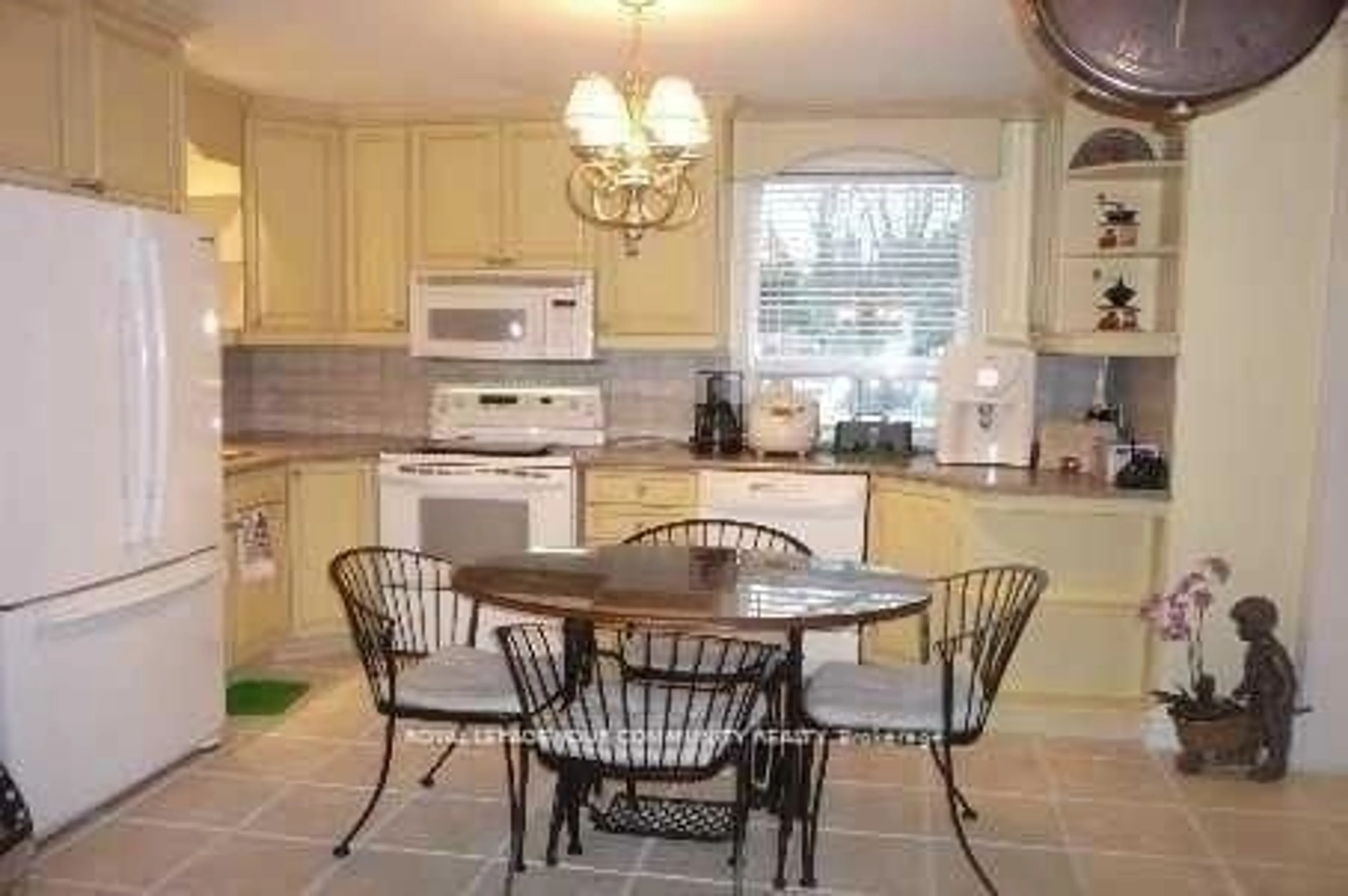 Open concept kitchen, ceramic/tile floor for 8 Hillside Ave, Vaughan Ontario L4K 1X1