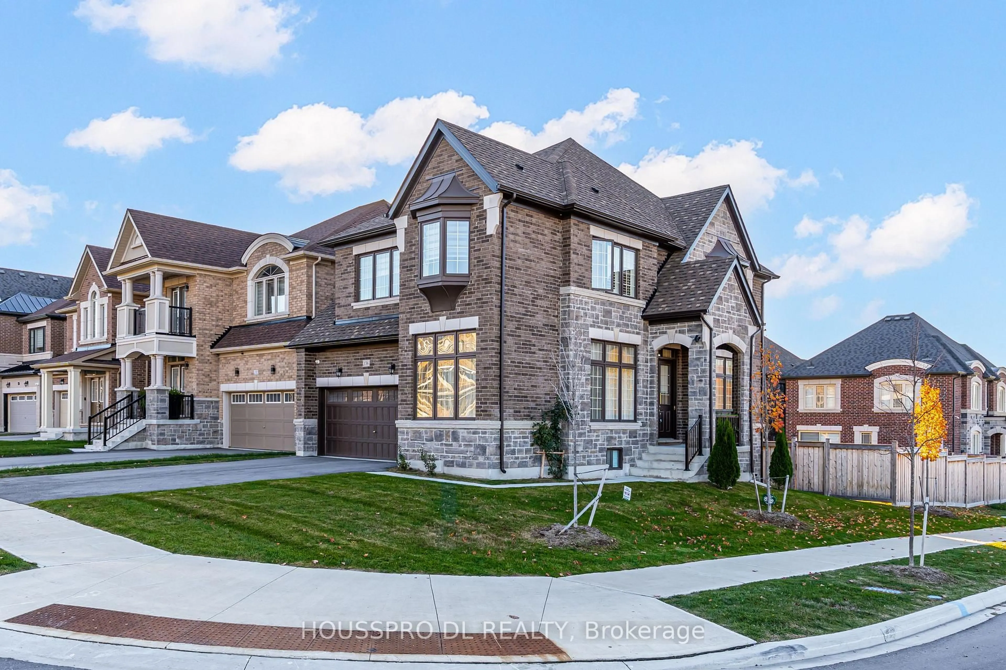 Home with brick exterior material, street for 136 Carriage Shop Bend, East Gwillimbury Ontario L9N 0Y3