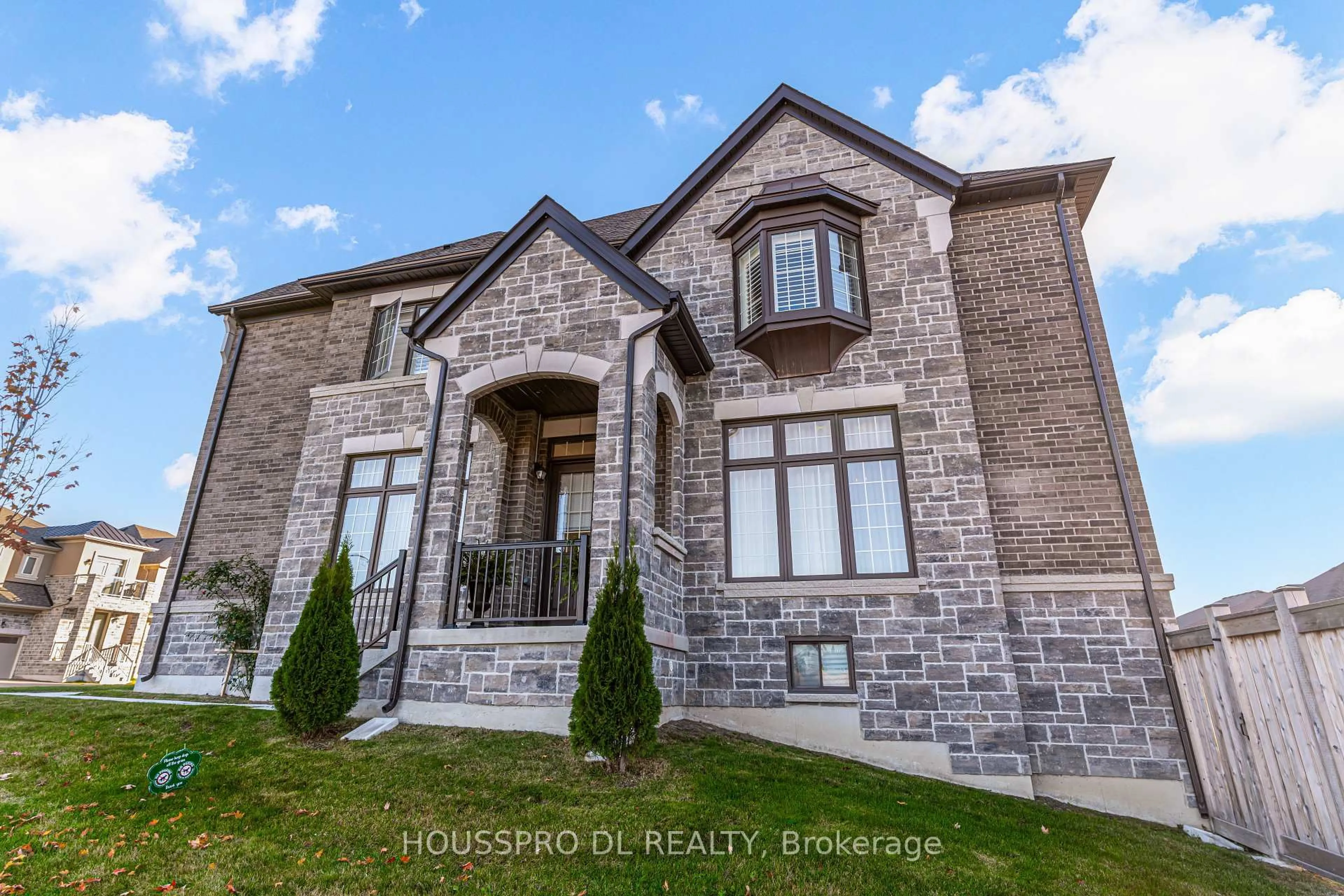 Home with brick exterior material, unknown for 136 Carriage Shop Bend, East Gwillimbury Ontario L9N 0Y3