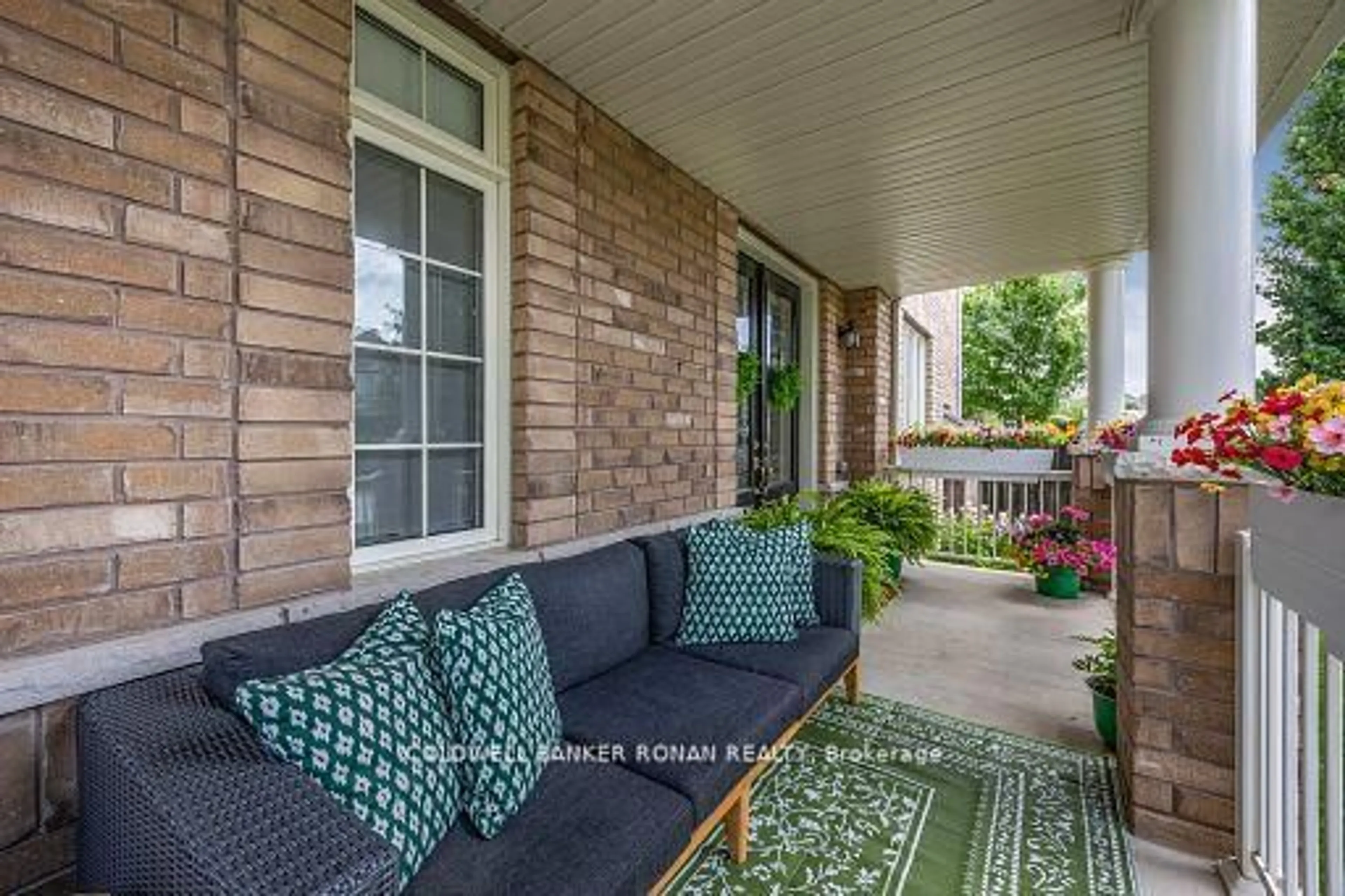 Patio, street for 71 Cauthers Cres, New Tecumseth Ontario L9R 0L2