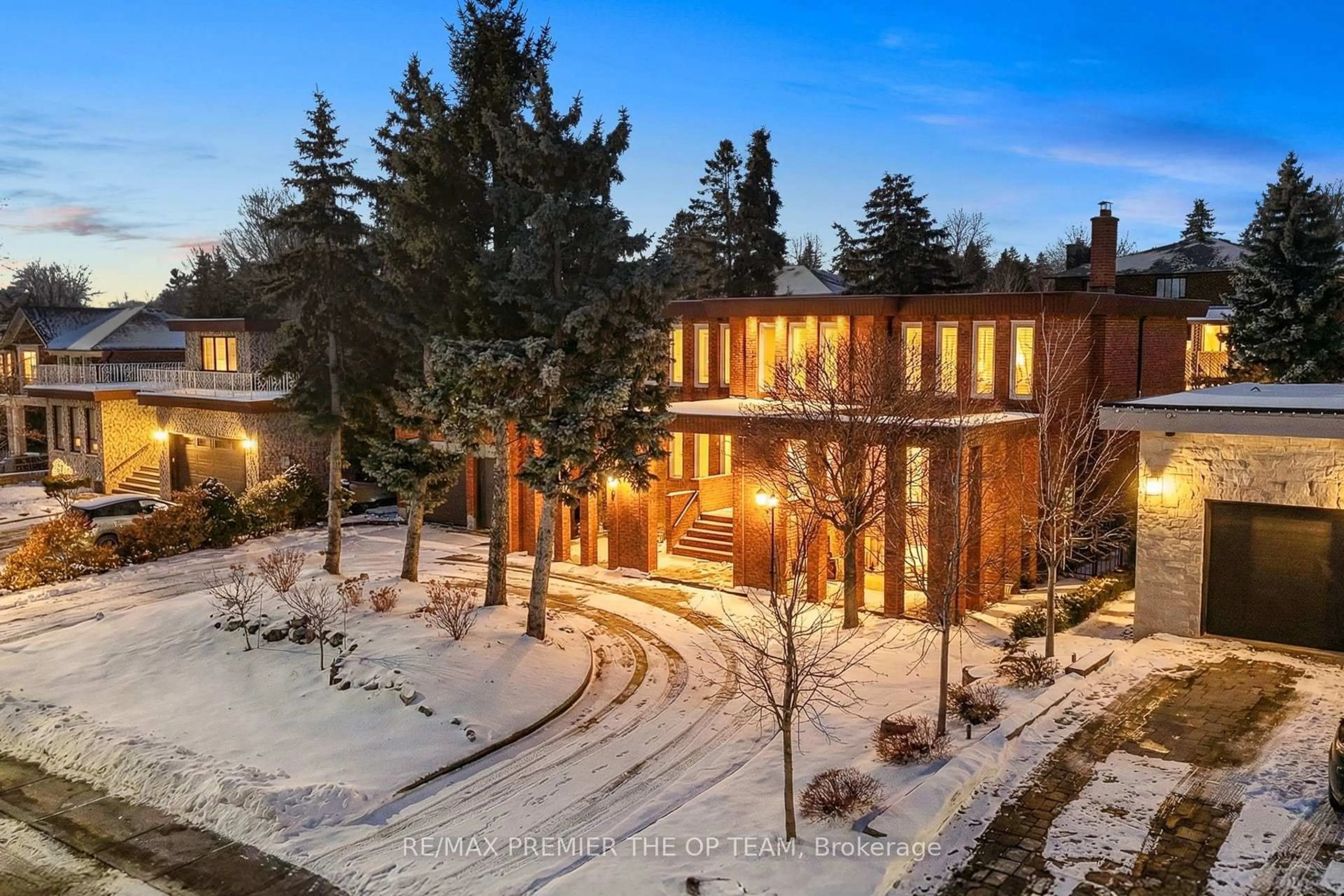 A pic from outside/outdoor area/front of a property/back of a property/a pic from drone, unknown for 373 Firglen Rdge, Vaughan Ontario L4L 1N6