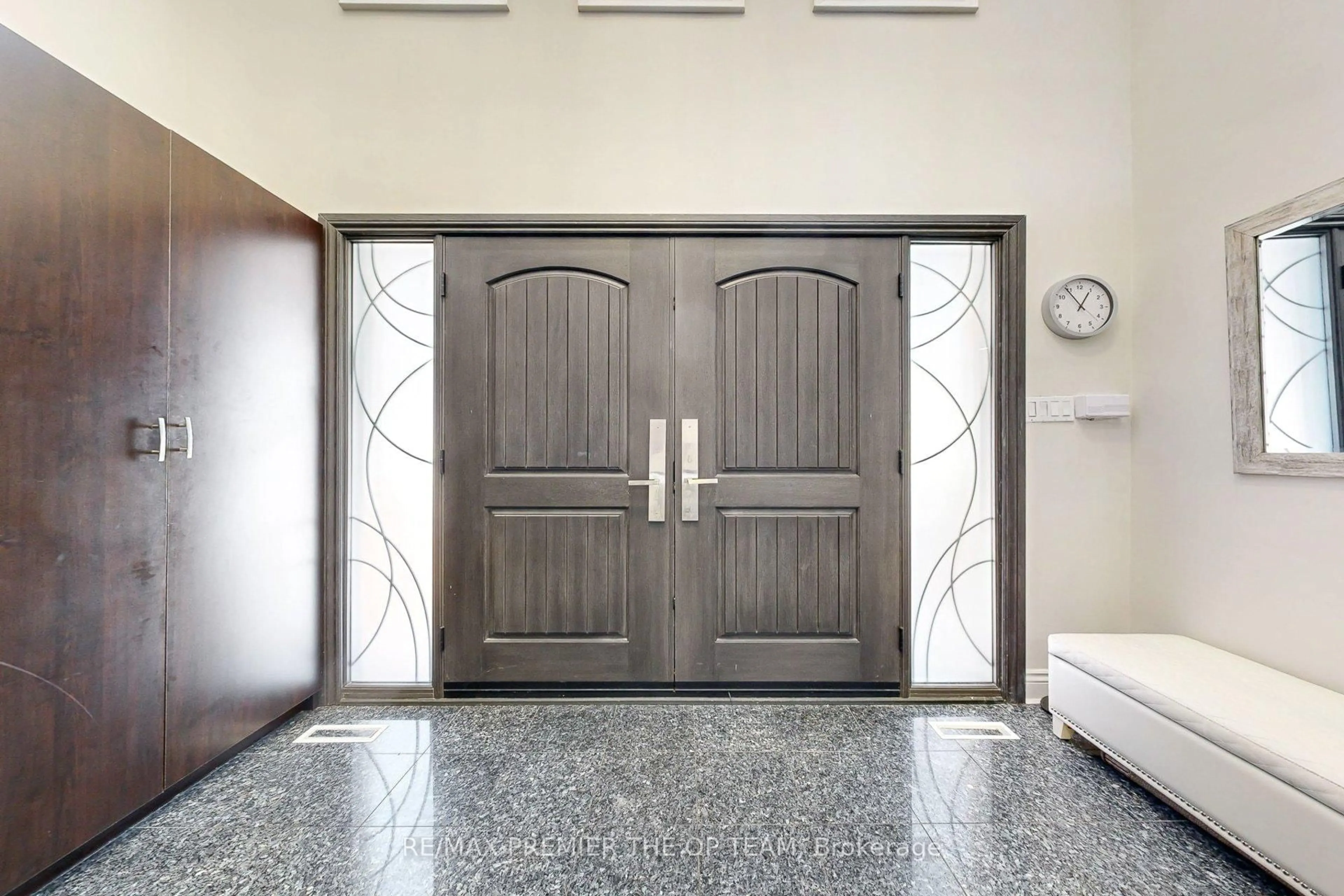 Indoor entryway for 373 Firglen Rdge, Vaughan Ontario L4L 1N6