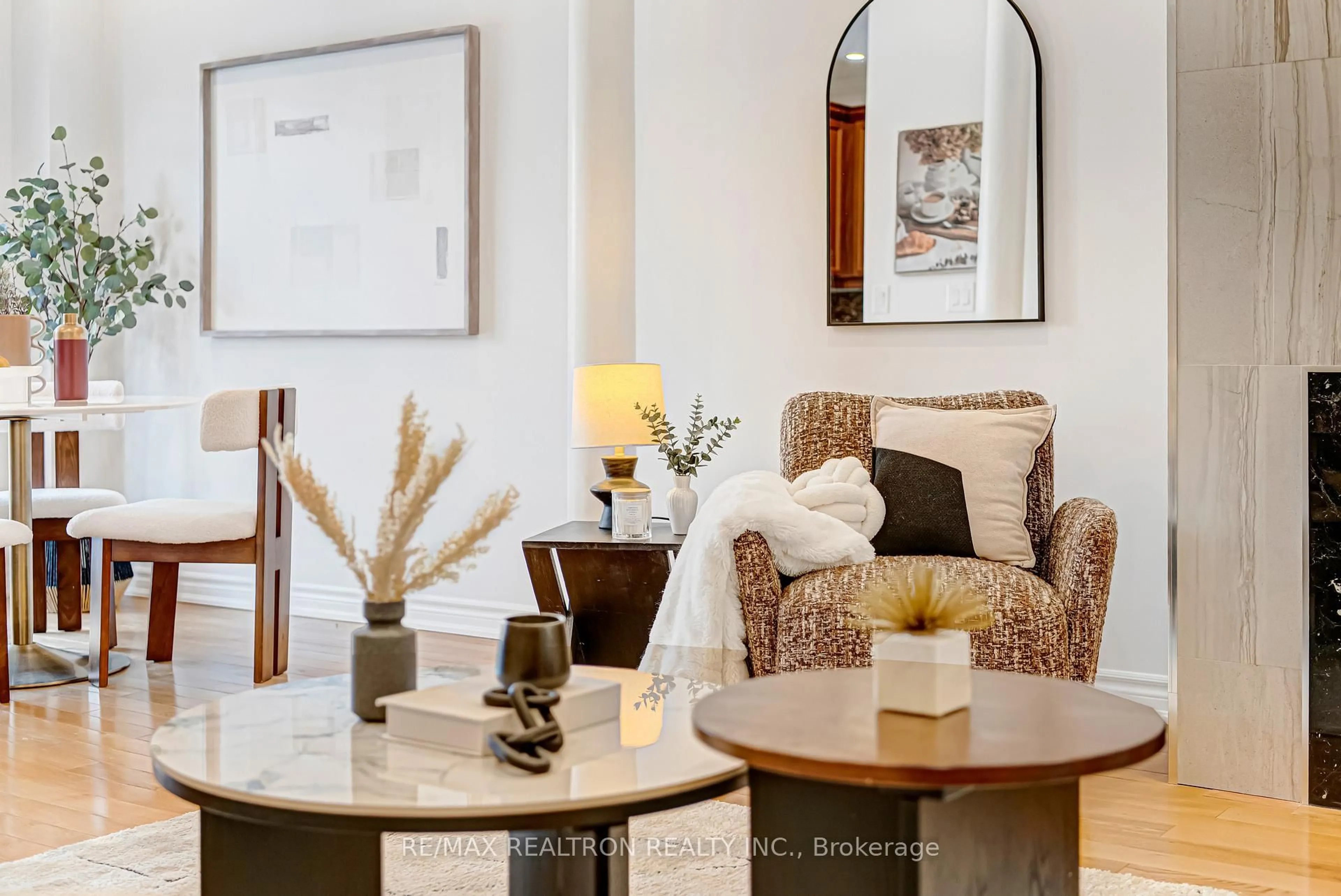 Living room with furniture, unknown for 61 Romance Dr, Richmond Hill Ontario L4S 2R7