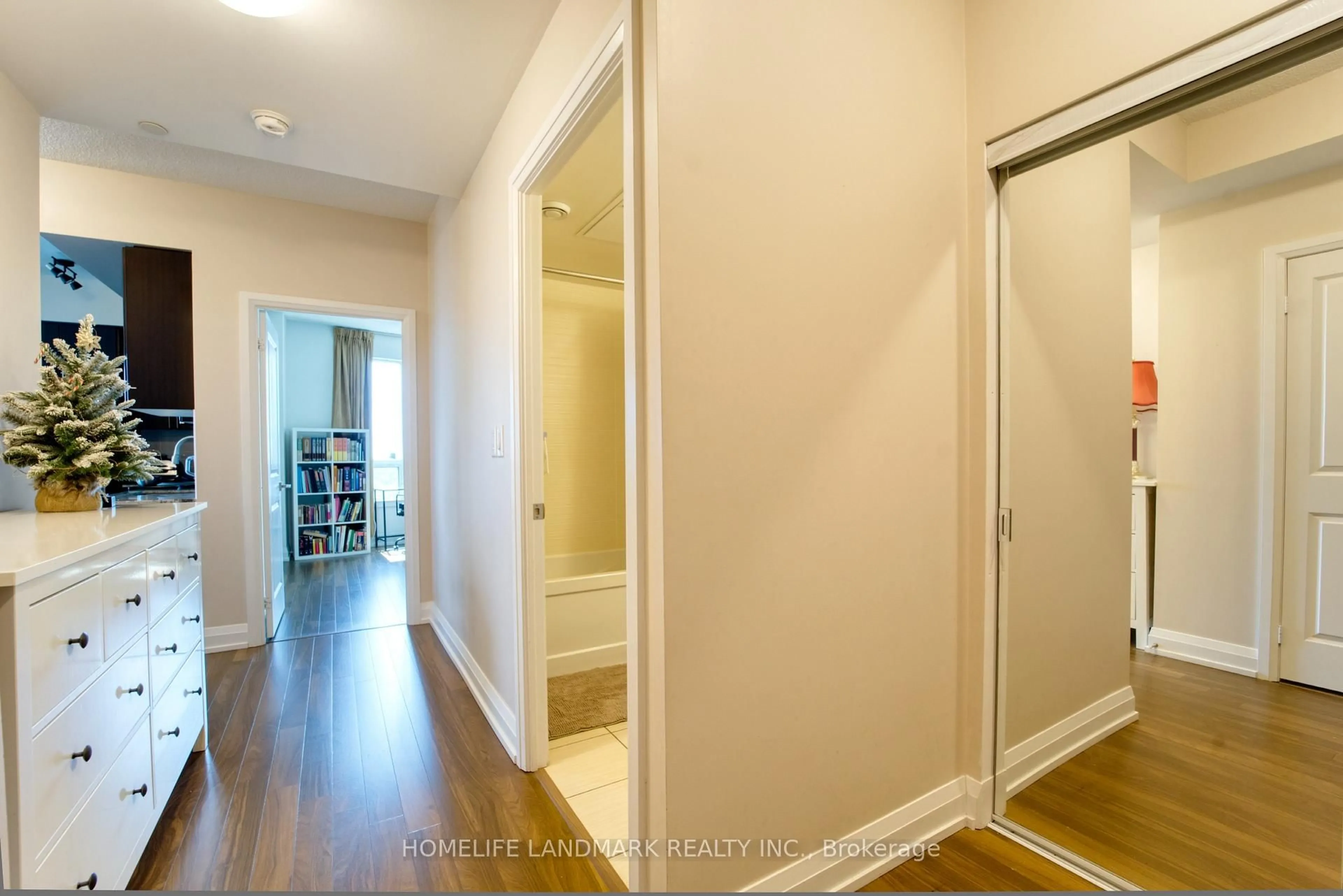 Indoor entryway for 7171 Yonge St #1201, Markham Ontario L3T 0C5
