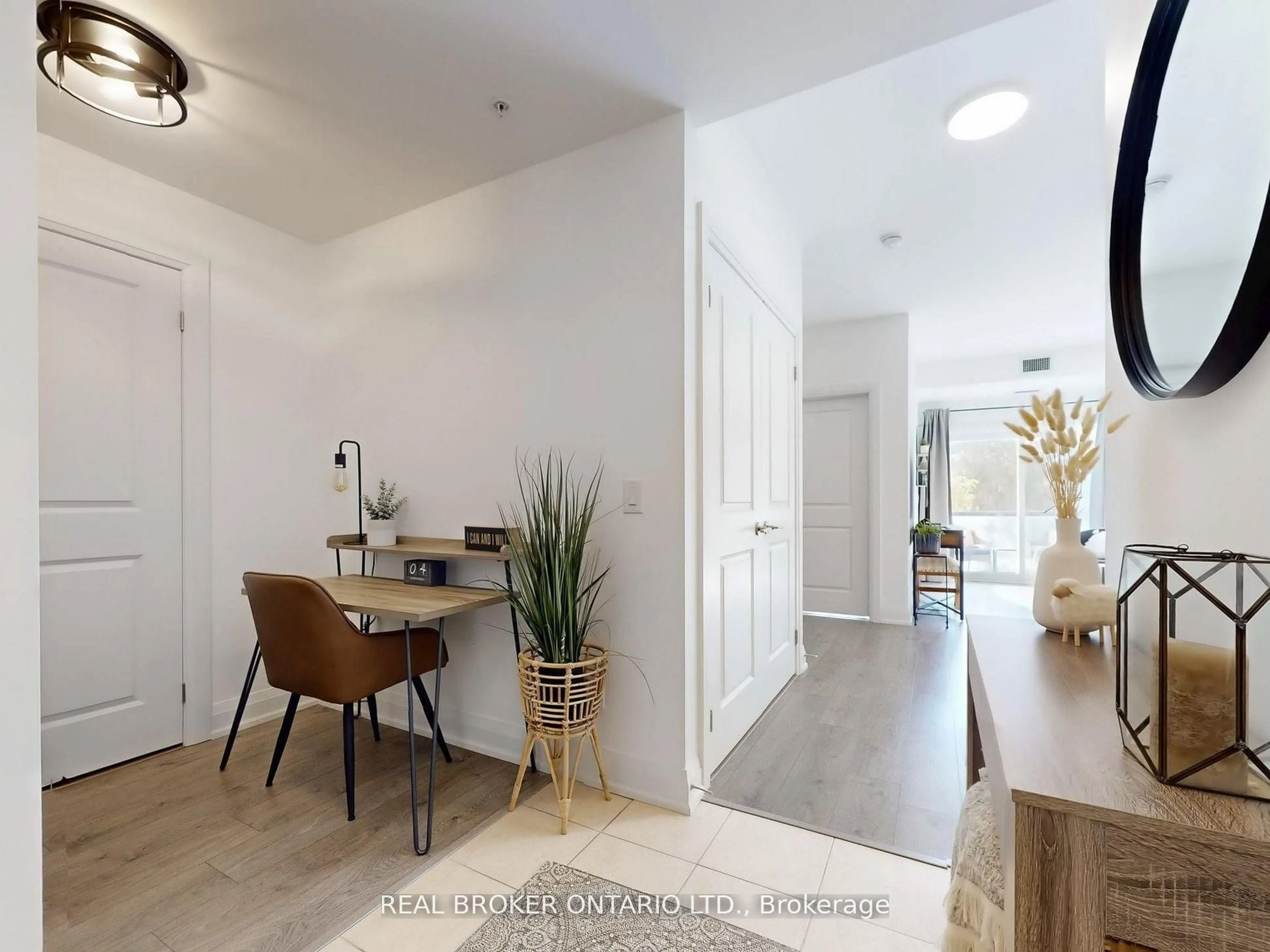 Indoor entryway for 481 Rupert Ave #122, Whitchurch-Stouffville Ontario L4A 1Y7