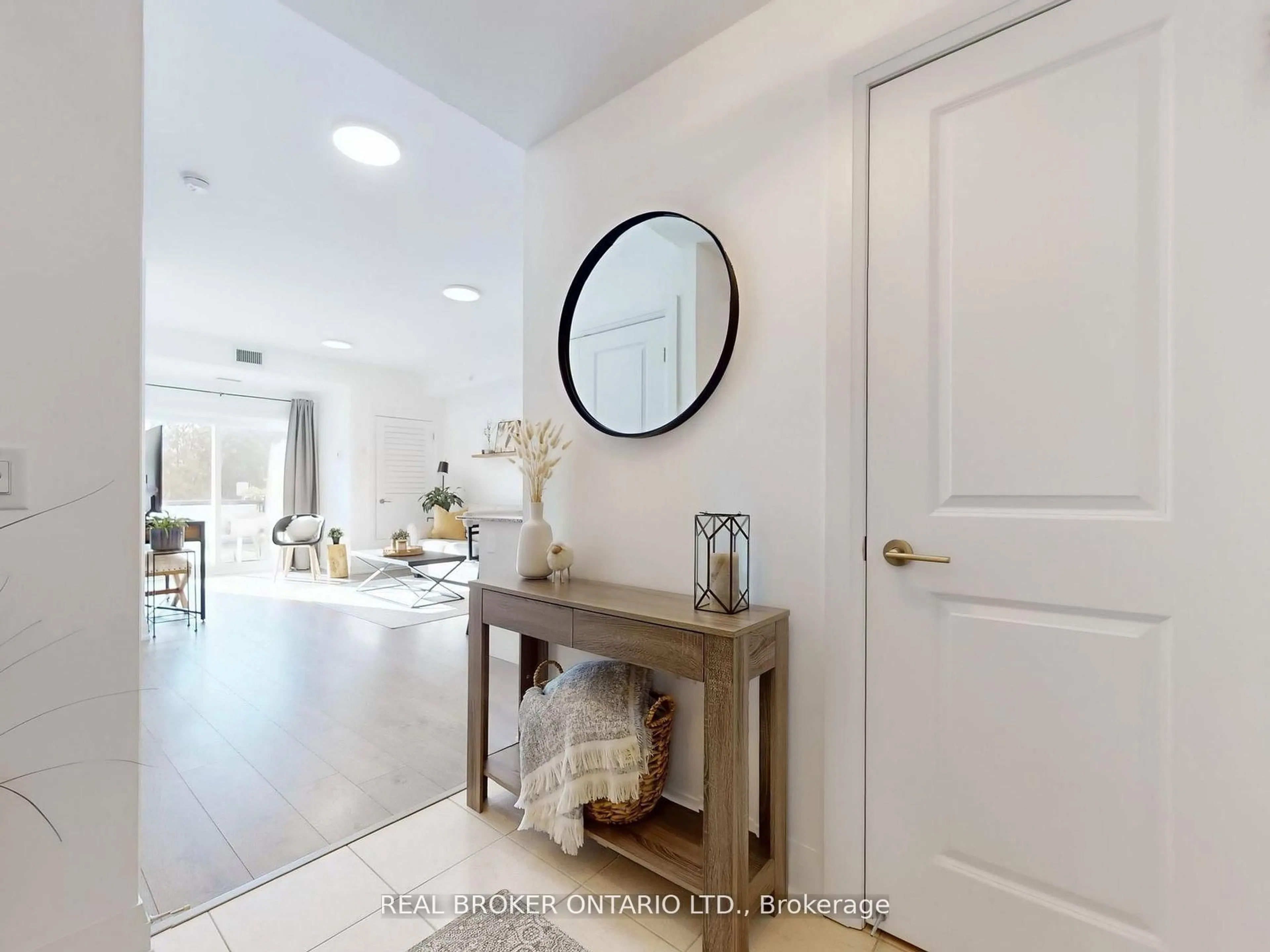 Indoor entryway for 481 Rupert Ave #122, Whitchurch-Stouffville Ontario L4A 1Y7
