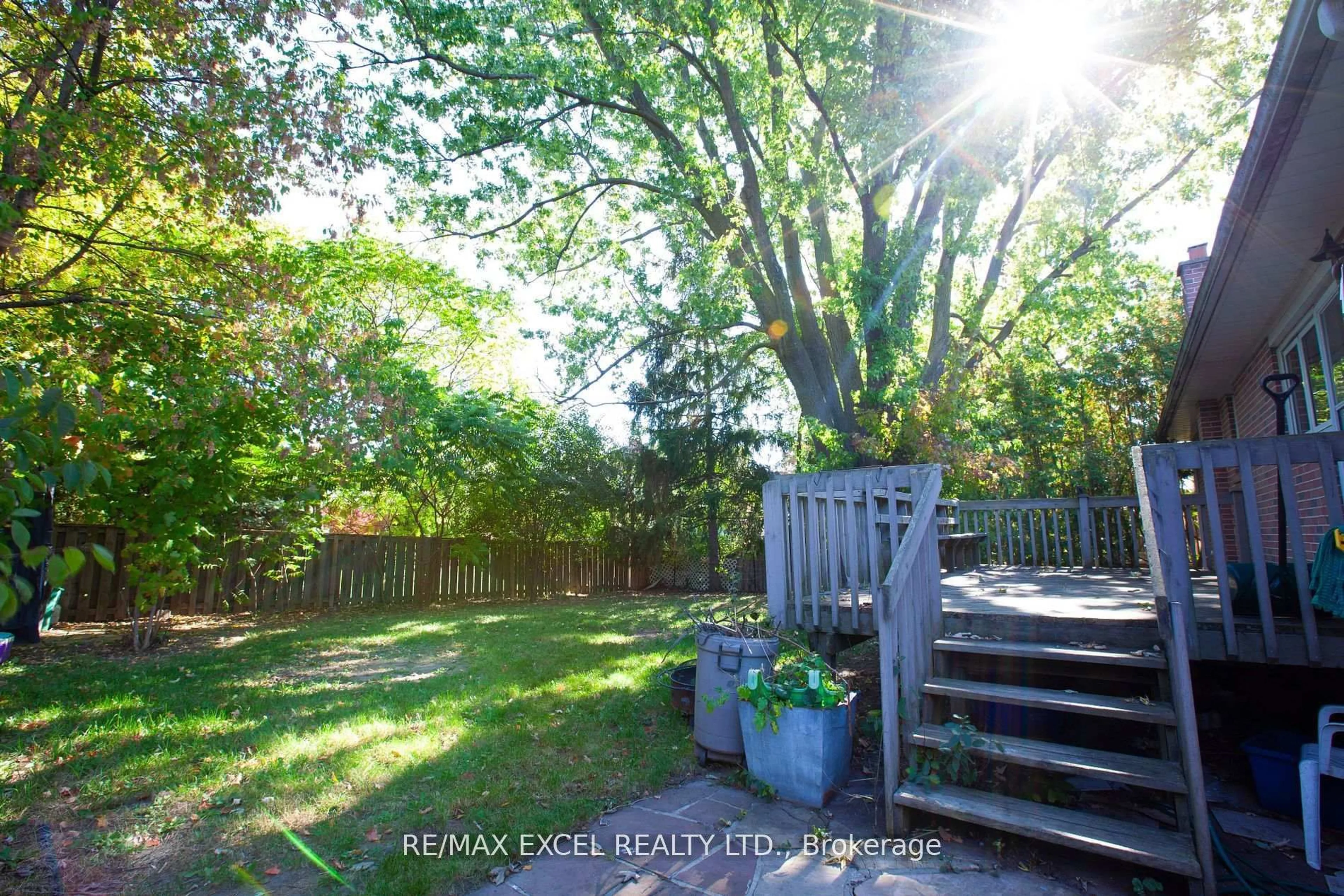 Patio, forest/trees view for 33 Alanadale Ave, Markham Ontario L3P 1S4