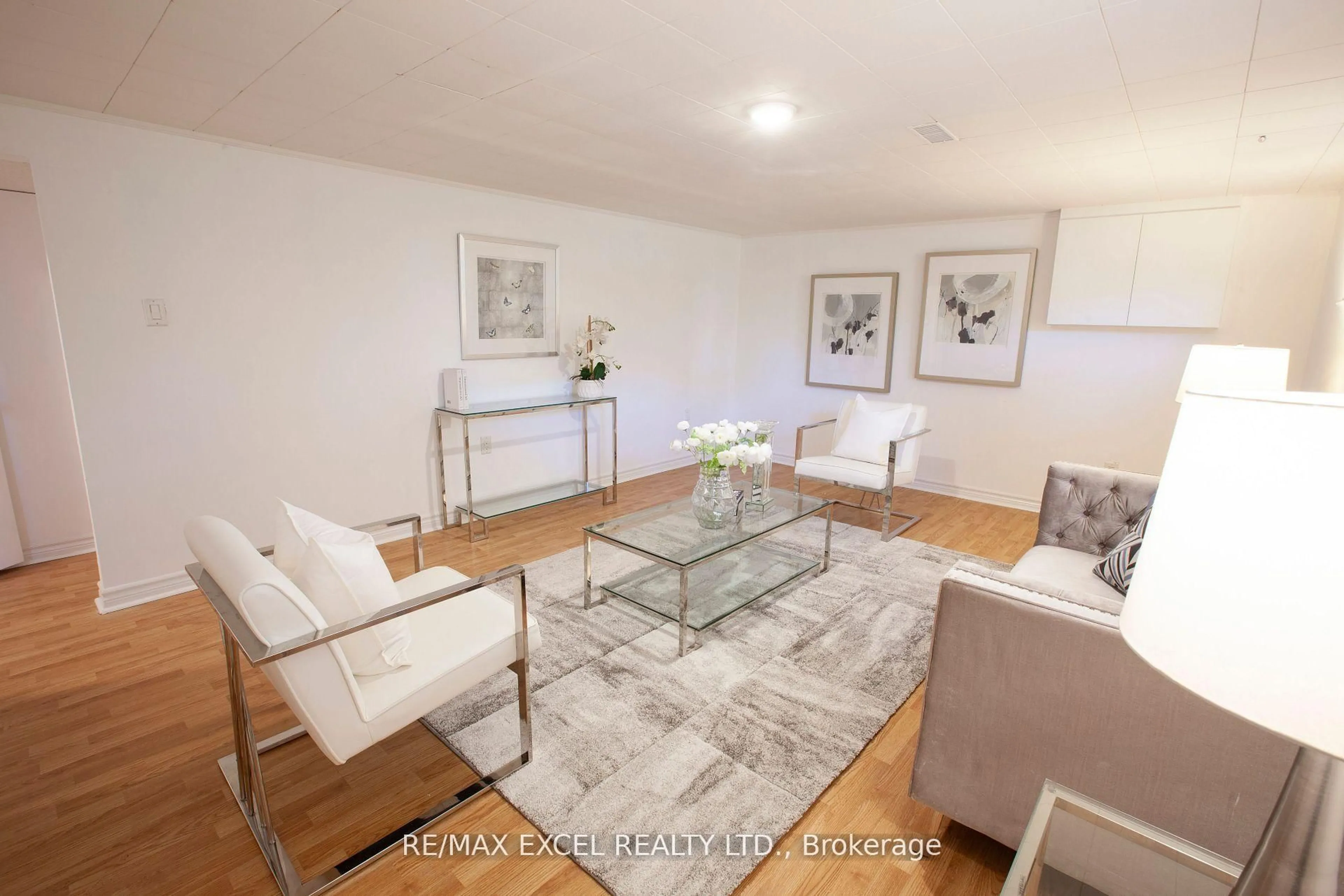 Living room with furniture, wood/laminate floor for 33 Alanadale Ave, Markham Ontario L3P 1S4