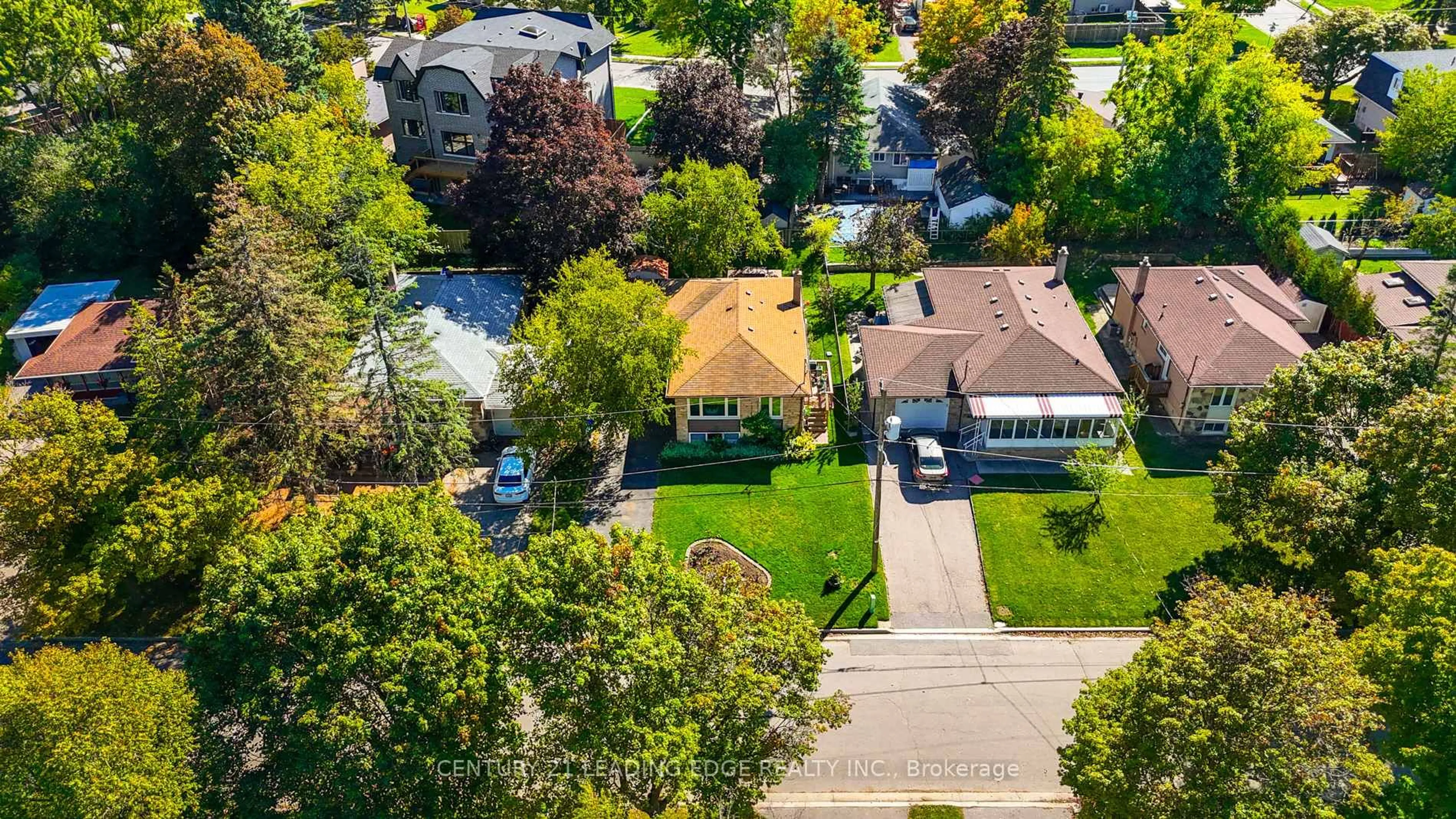 A pic from outside/outdoor area/front of a property/back of a property/a pic from drone, street for 398 Allgood St, Richmond Hill Ontario L4C 2Z2