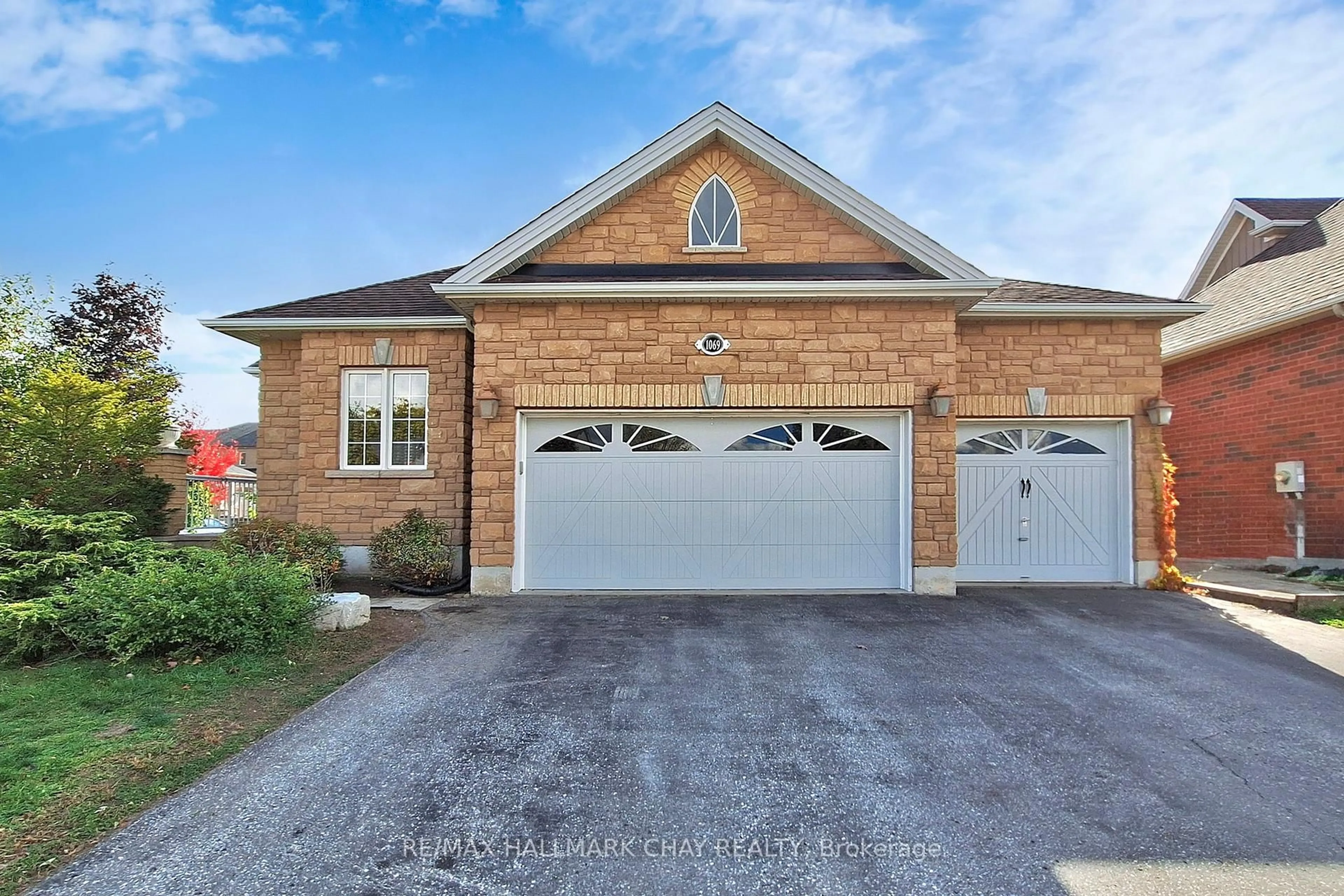 Home with brick exterior material, street for 1069 Booth Ave, Innisfil Ontario L9S 4X2