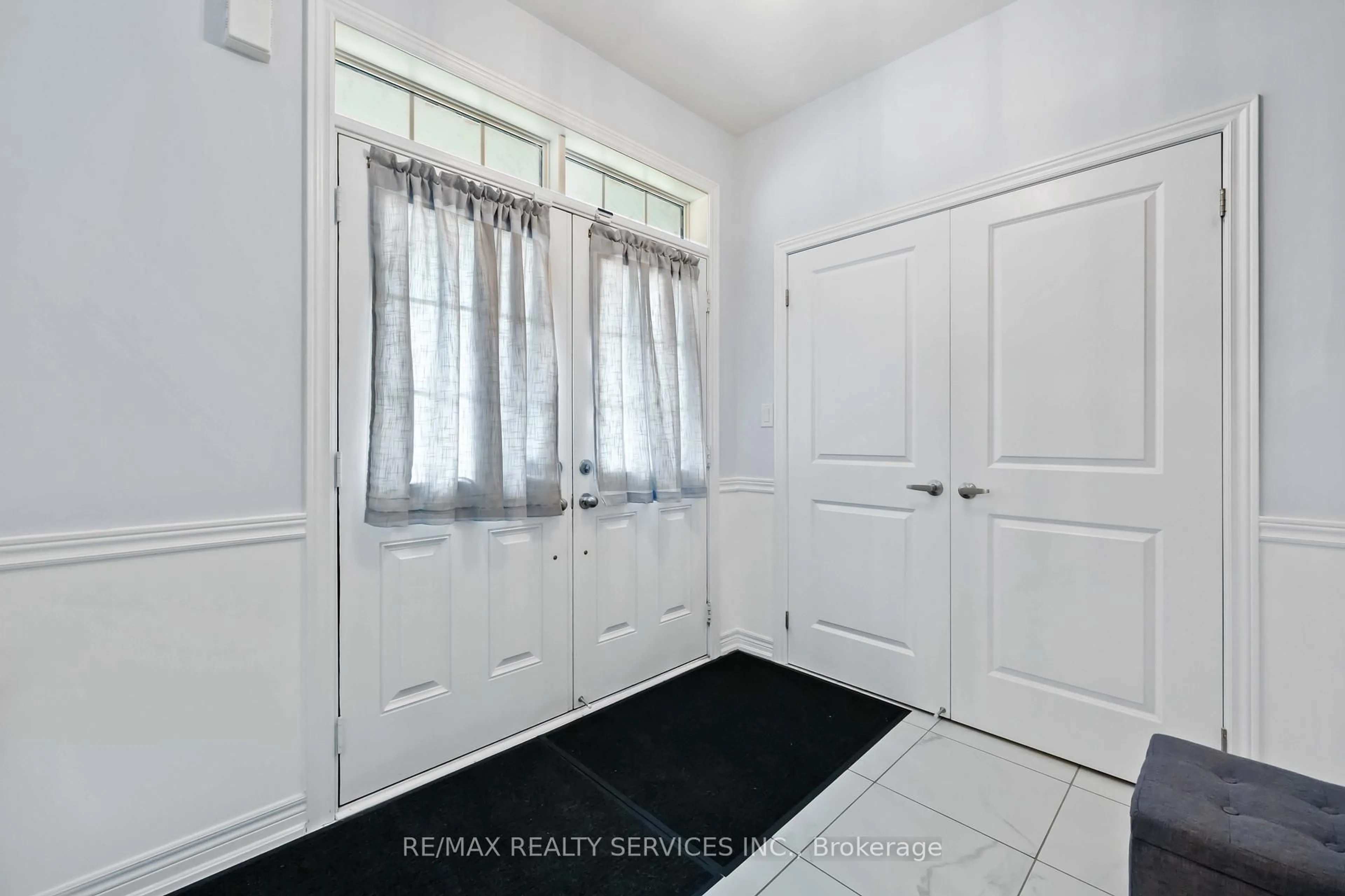 Indoor entryway for 40 Mersey St, Vaughan Ontario L4H 3N5