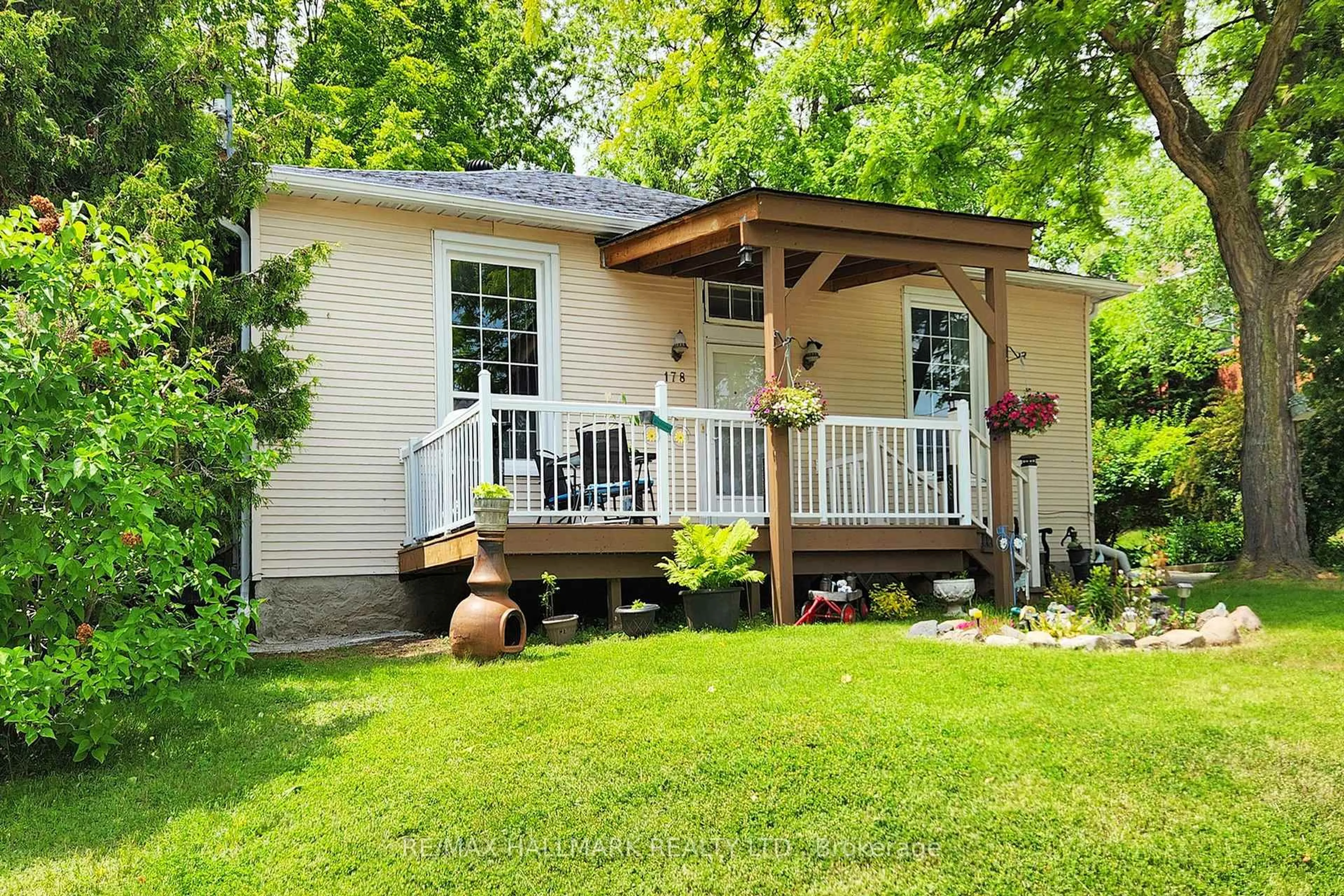 Home with vinyl exterior material, street for 178 Barrie St, Bradford West Gwillimbury Ontario L3Z 1R6