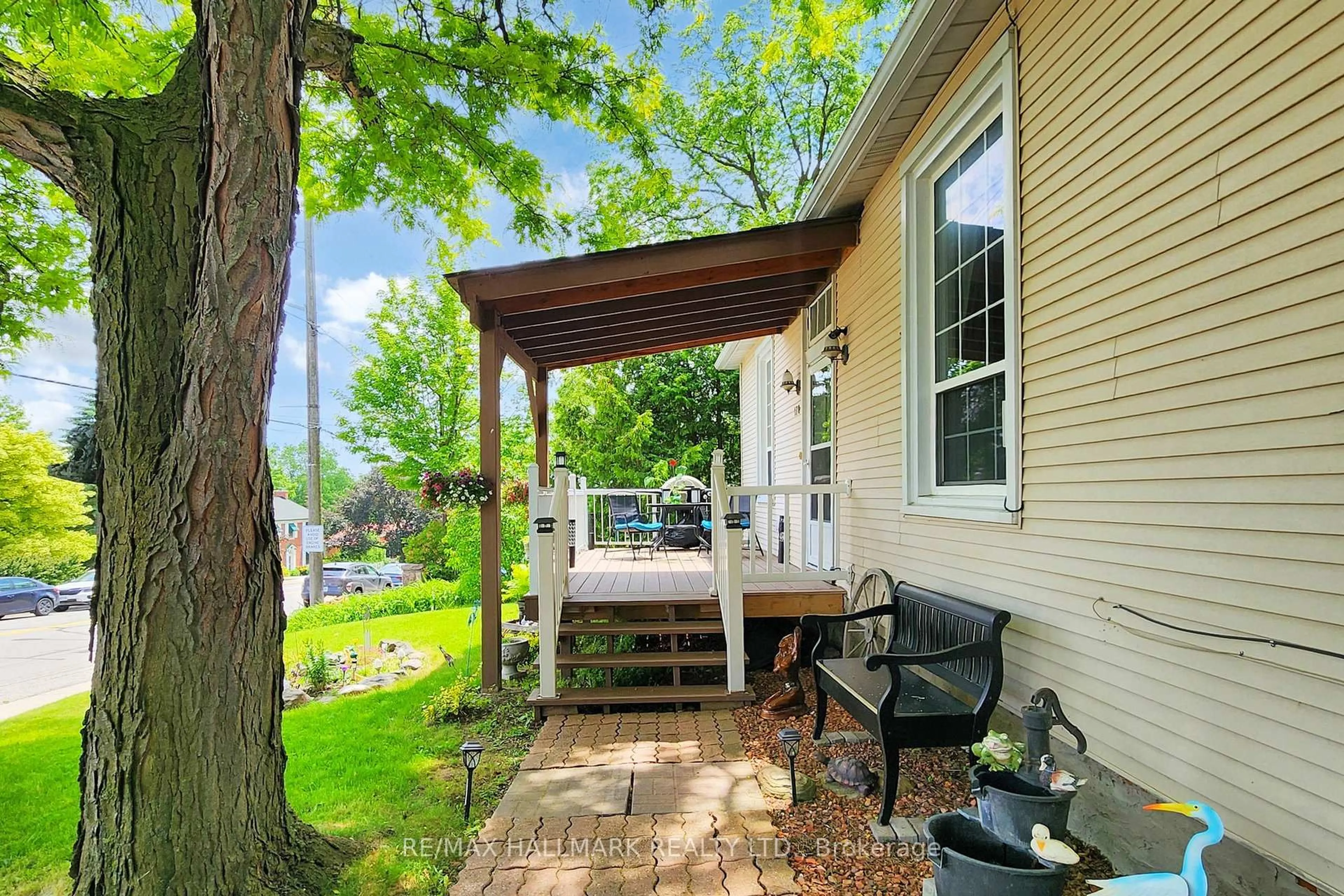 Patio, street for 178 Barrie St, Bradford West Gwillimbury Ontario L3Z 1R6