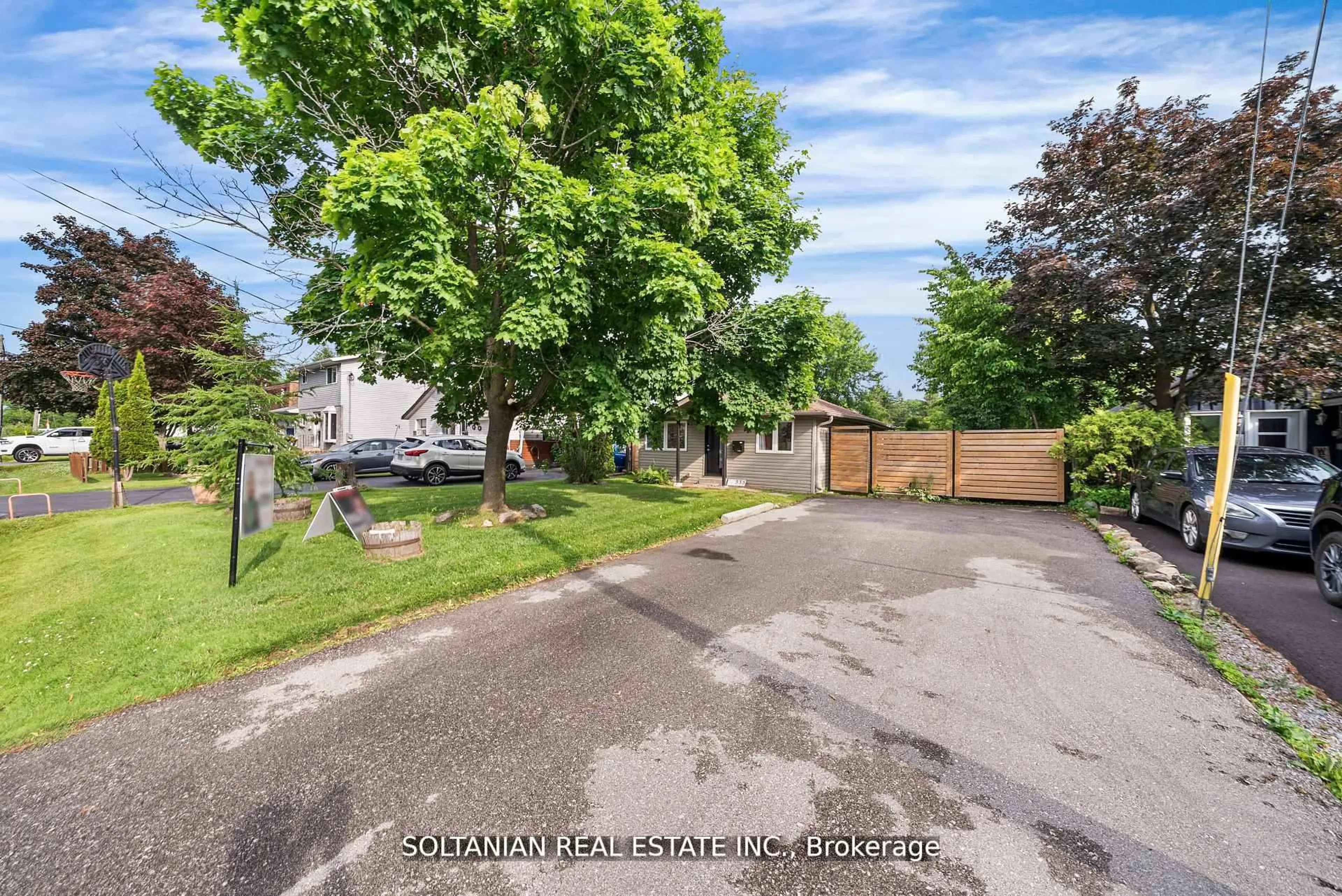 A pic from outside/outdoor area/front of a property/back of a property/a pic from drone, street for 335 Miami Dr, Georgina Ontario L4P 2Z6