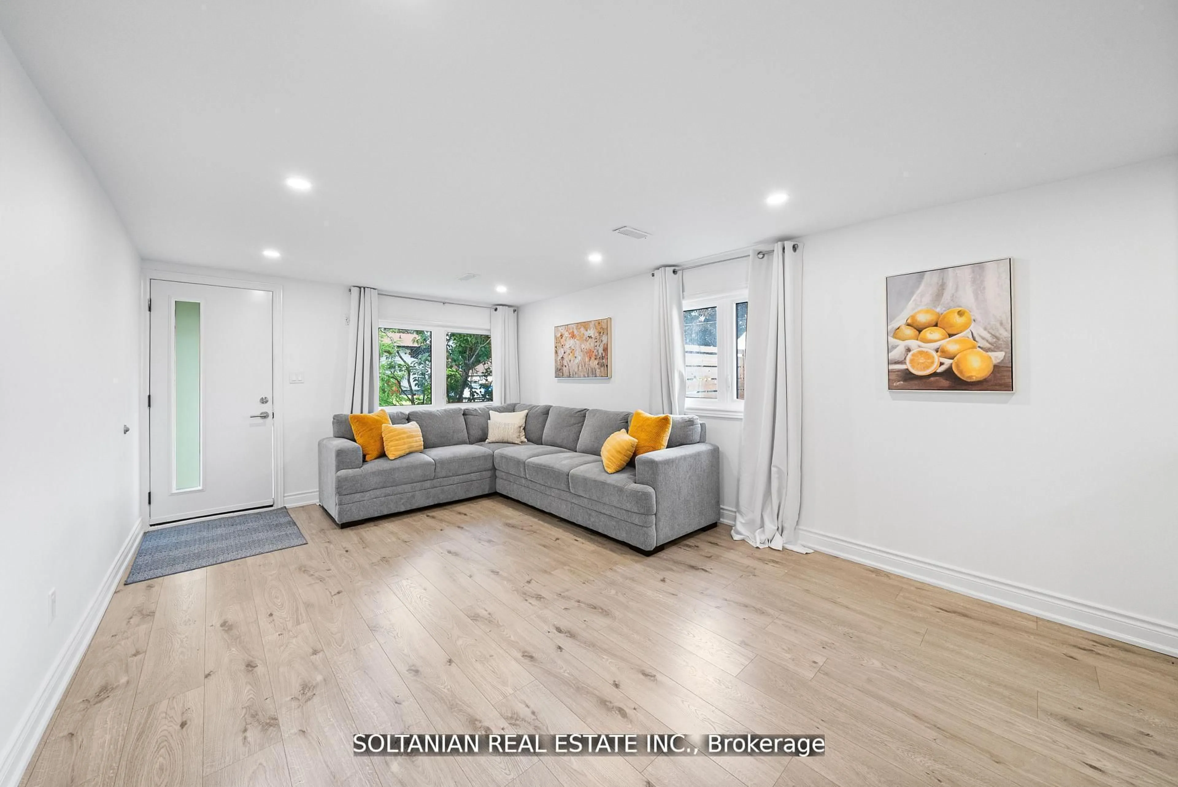 Living room with furniture, unknown for 335 Miami Dr, Georgina Ontario L4P 2Z6