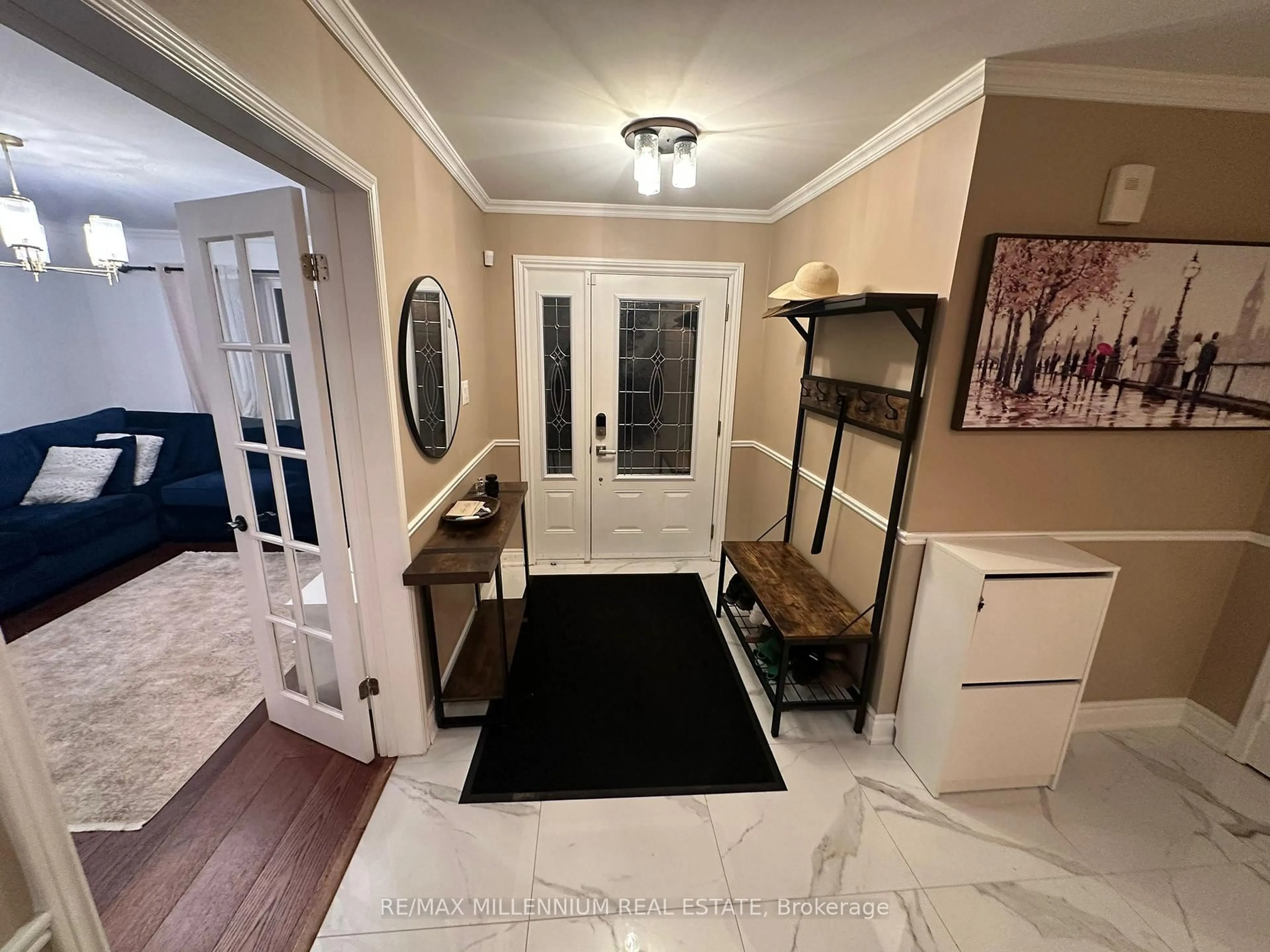 Indoor entryway for 77 Bristol Rd, Newmarket Ontario L3Y 7V4