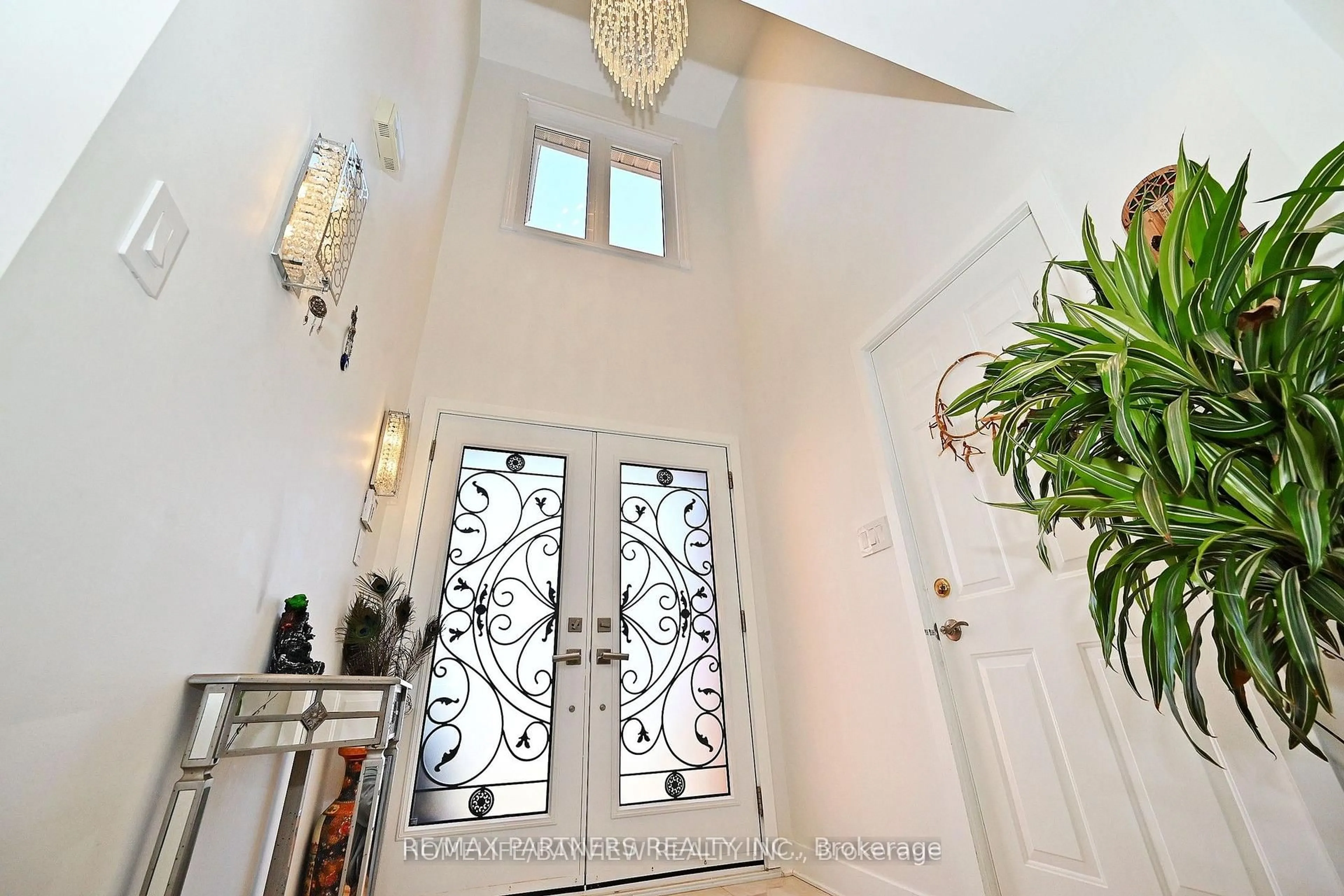 Indoor entryway for 26 Sandfield Dr, Aurora Ontario L4G 6R7