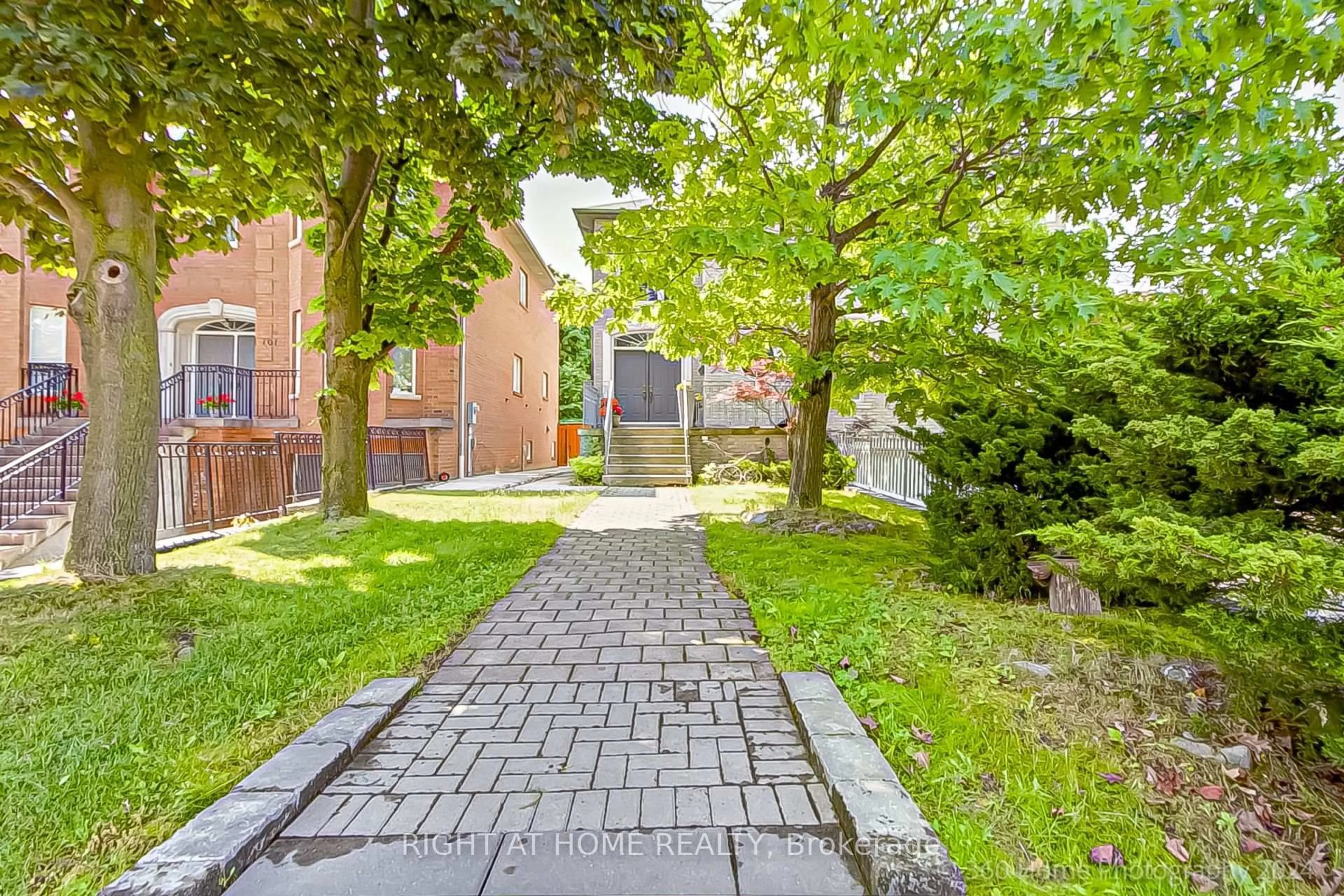 Patio, street for 103 Oak Ave, Richmond Hill Ontario L4C 6R6