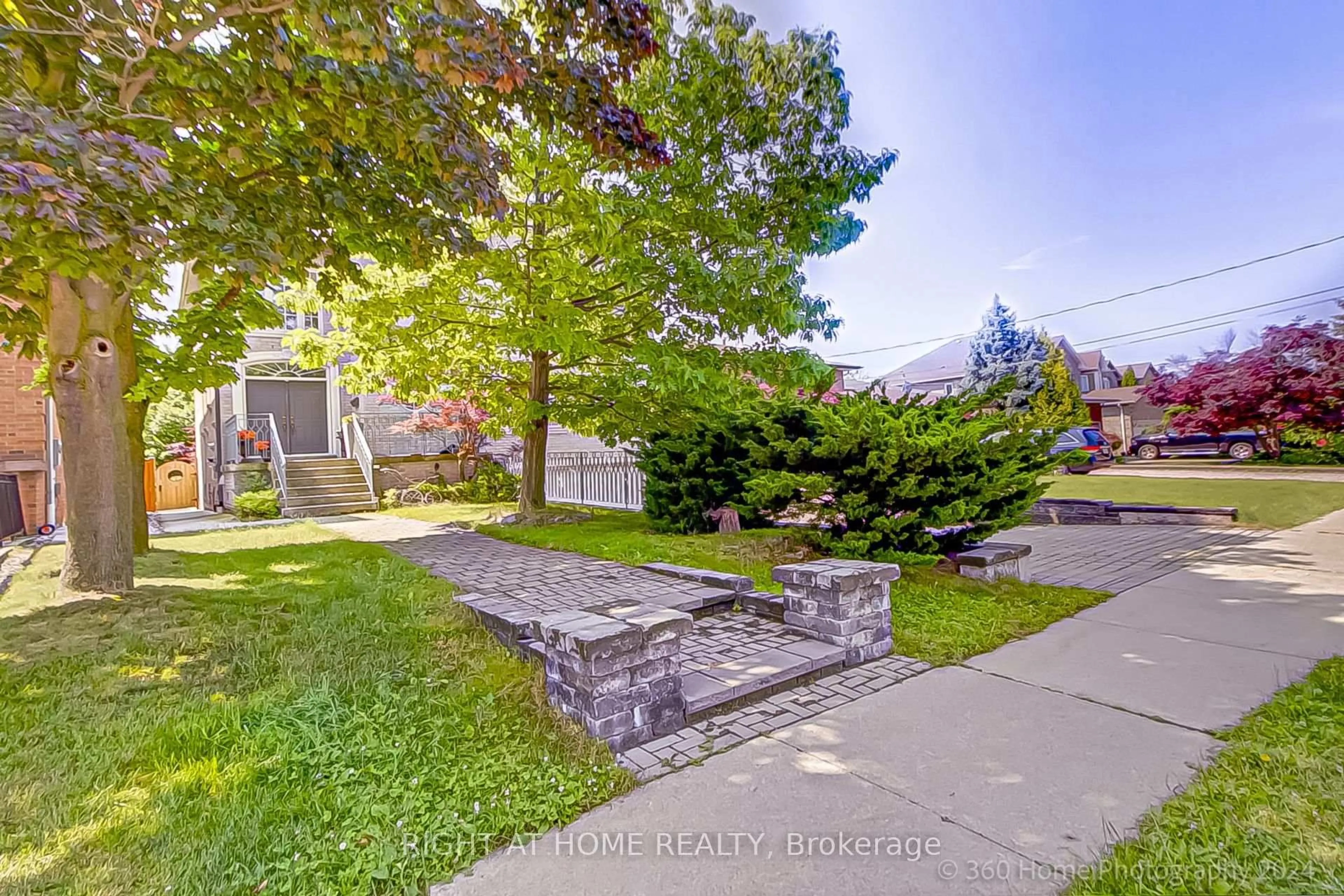 A pic from outside/outdoor area/front of a property/back of a property/a pic from drone, street for 103 Oak Ave, Richmond Hill Ontario L4C 6R6