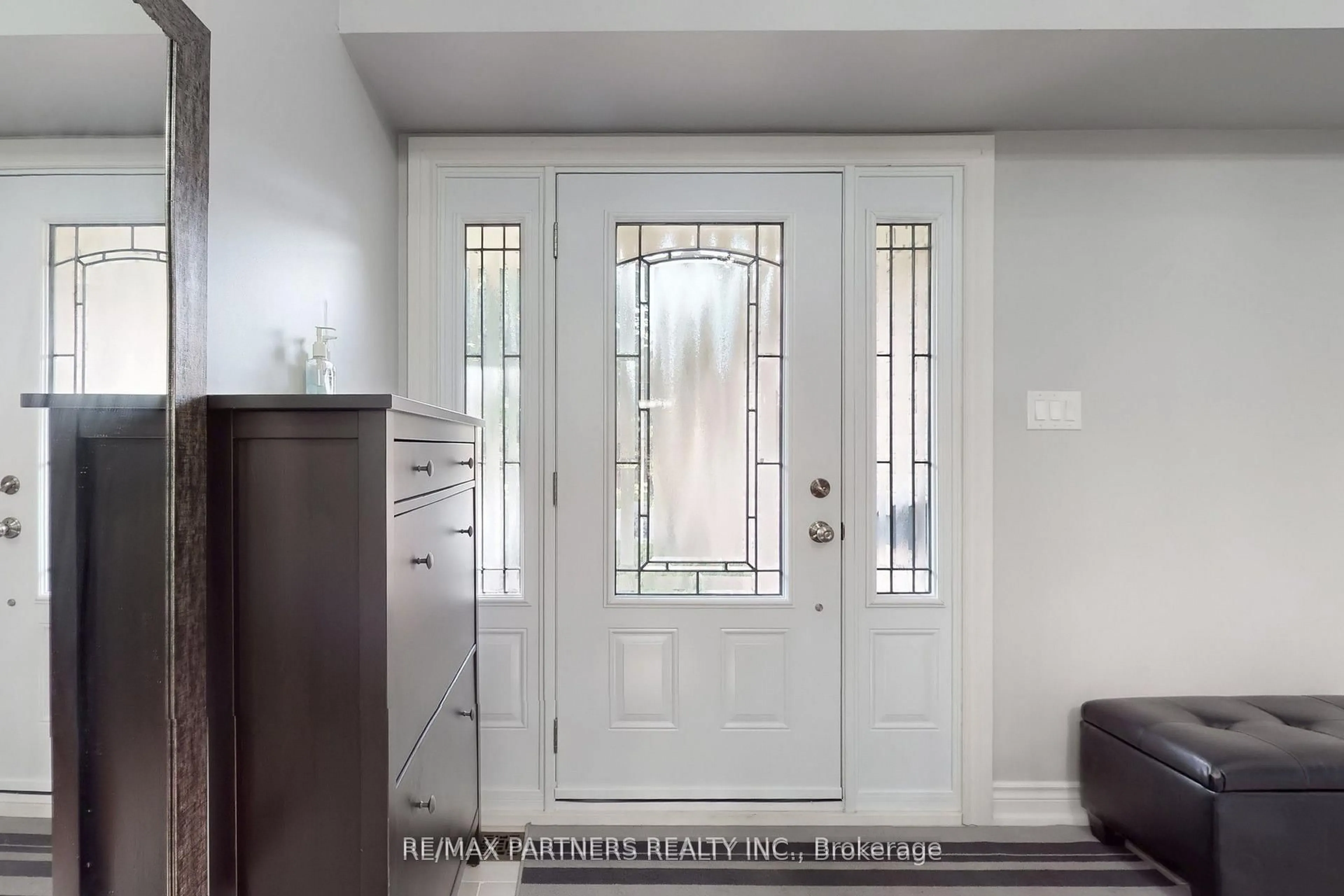 Indoor entryway for 82 Ferndell Circ, Markham Ontario L3R 3Y8