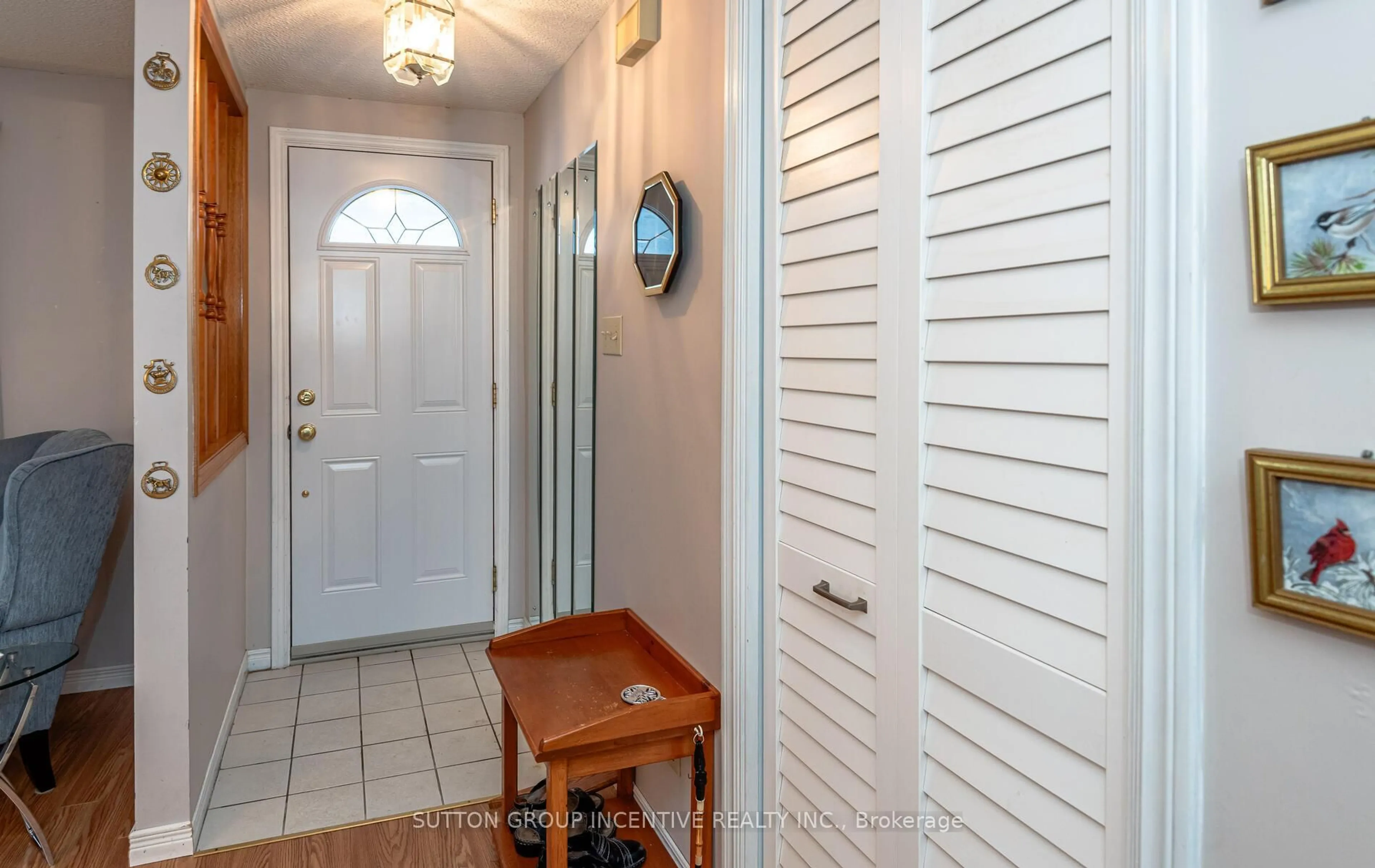 Indoor entryway for 36 Weeping Willow Dr, Innisfil Ontario L9S 1P1