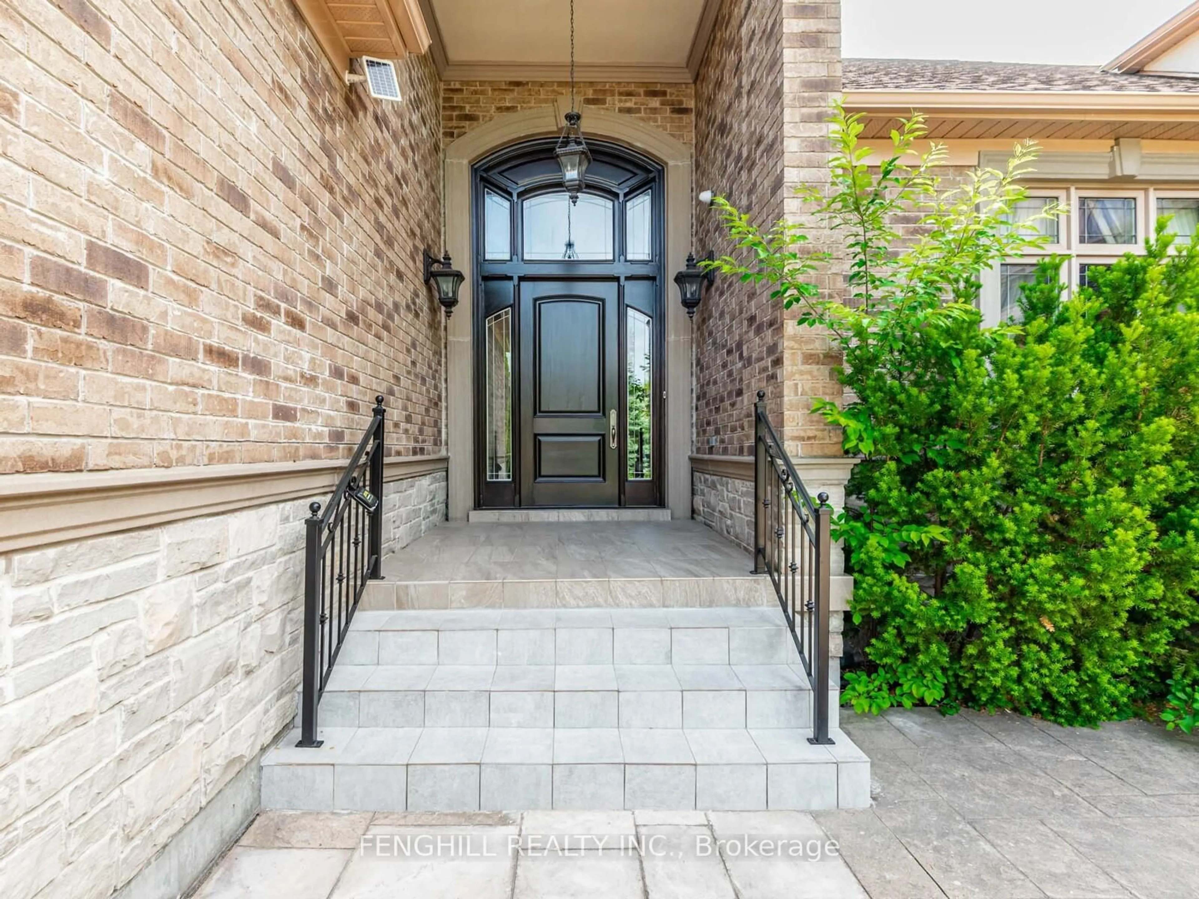 Indoor entryway for 11 Macleod Estate Crt, Richmond Hill Ontario L4E 0B1