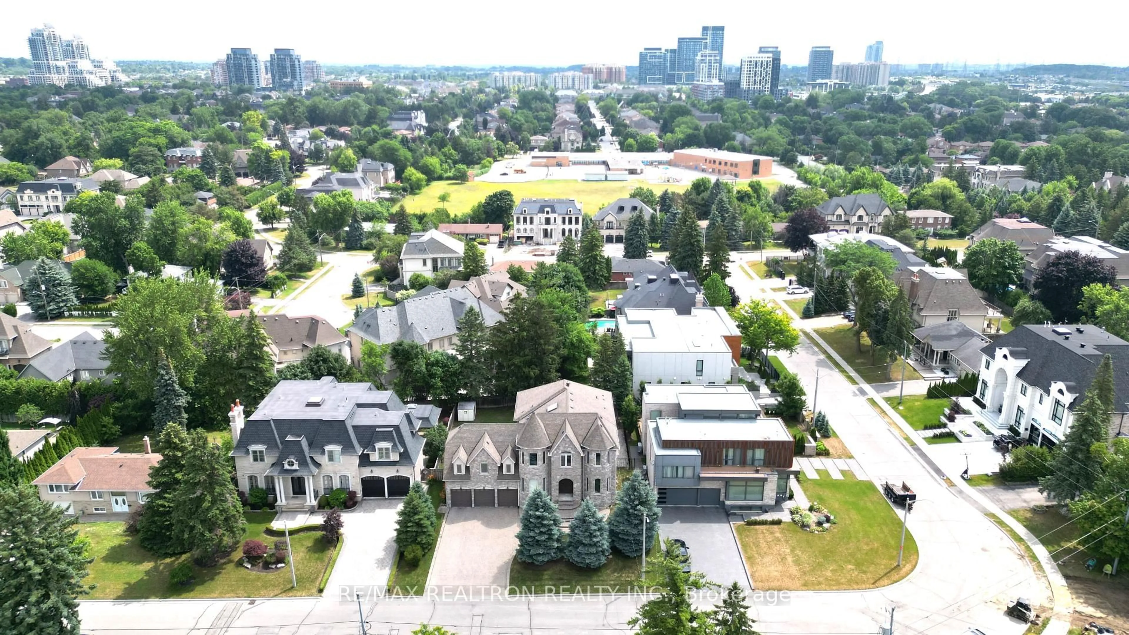 A pic from outside/outdoor area/front of a property/back of a property/a pic from drone, city buildings view from balcony for 12 Orlon Cres, Richmond Hill Ontario L4C 6S5