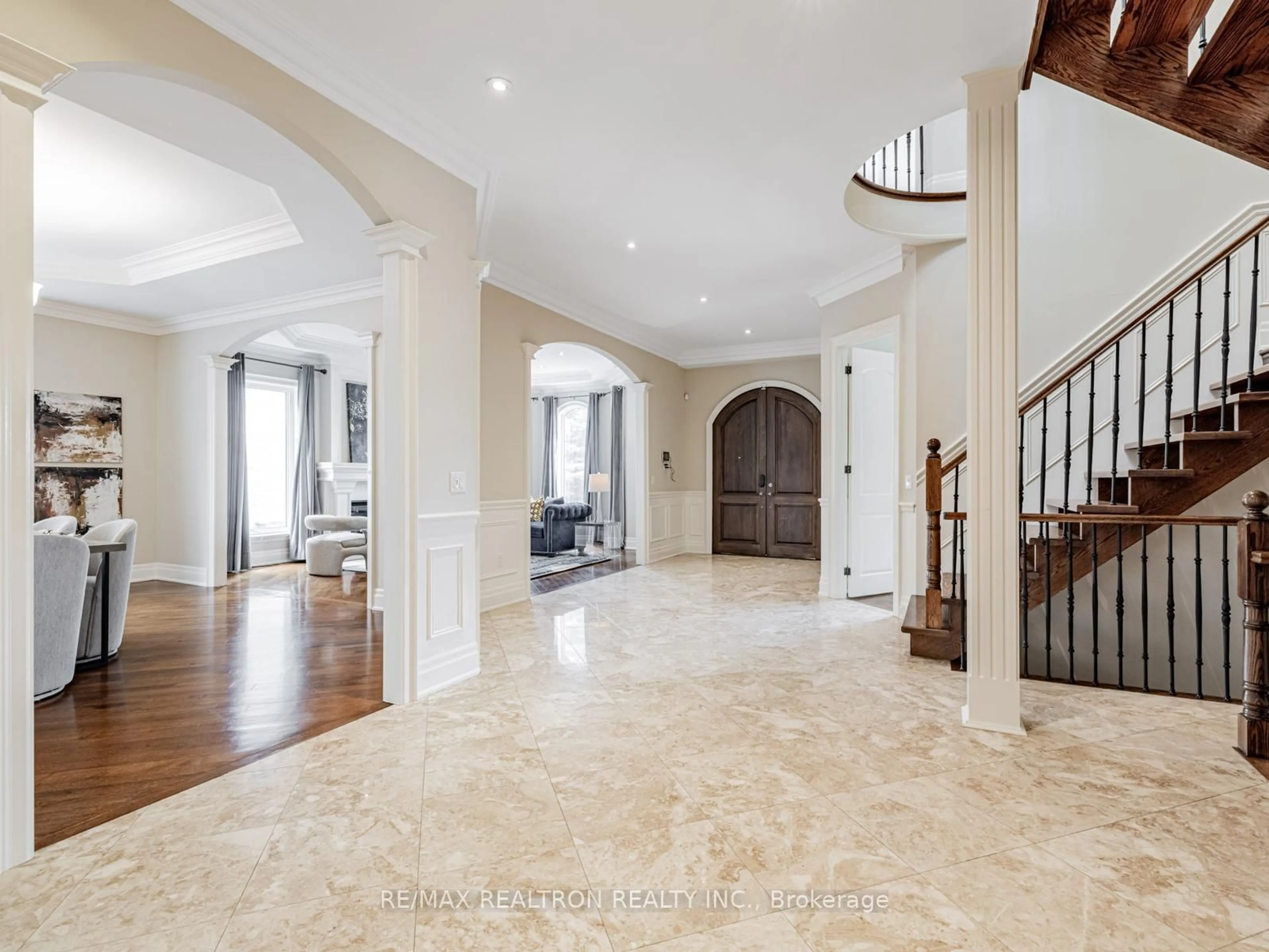 Indoor foyer for 12 Orlon Cres, Richmond Hill Ontario L4C 6S5