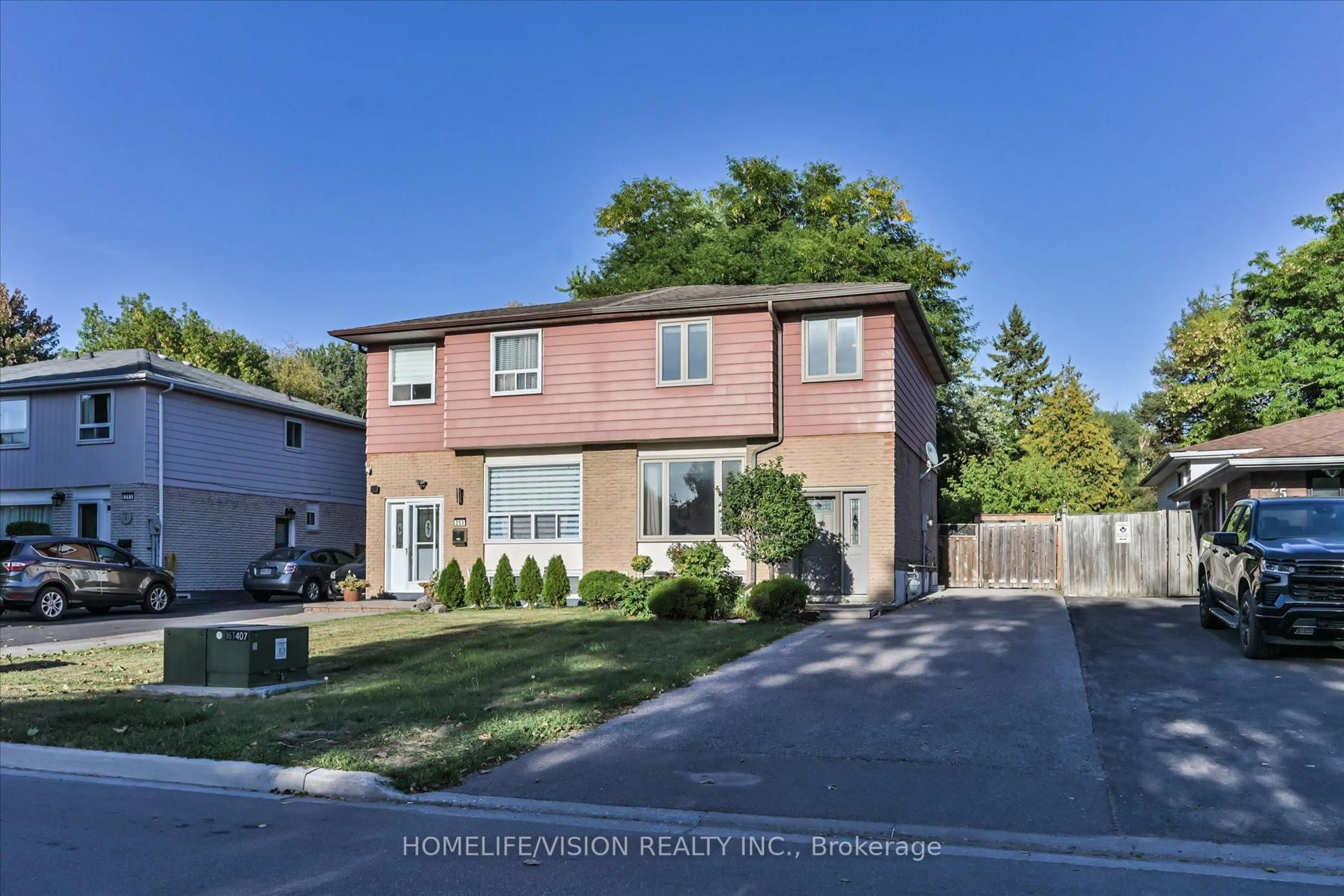 Home with brick exterior material, street for 255 Cedar Ave, Richmond Hill Ontario L4C 2B3
