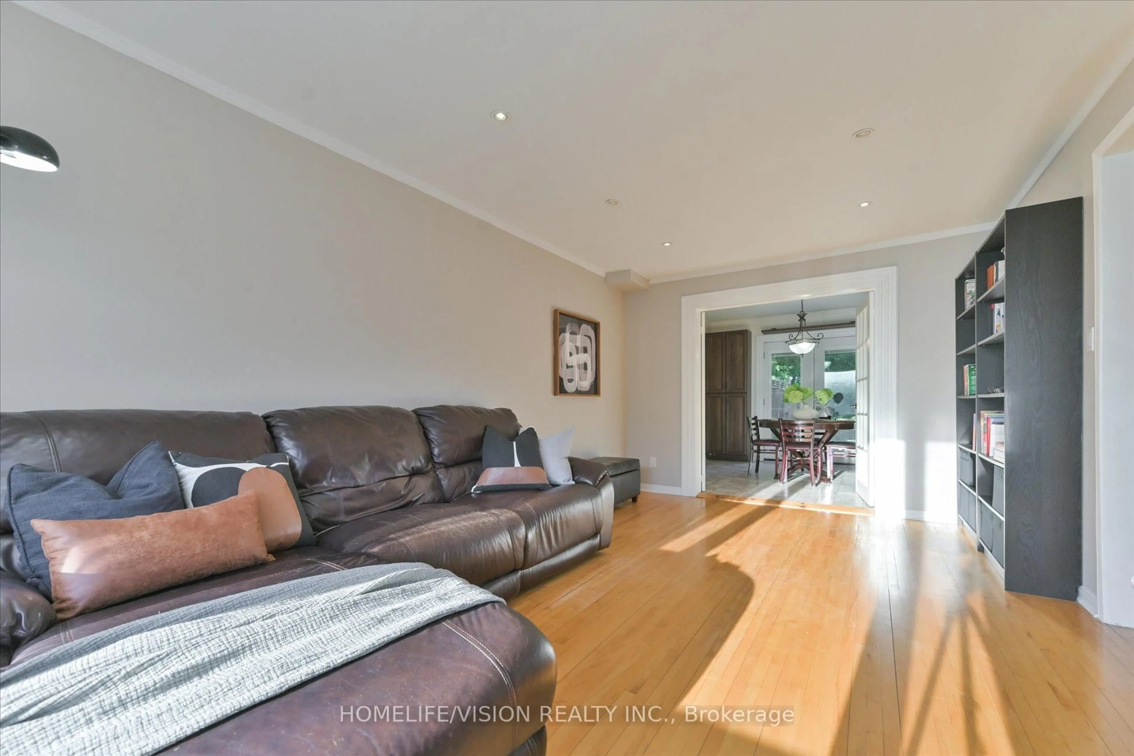 Living room with furniture, wood/laminate floor for 255 Cedar Ave, Richmond Hill Ontario L4C 2B3