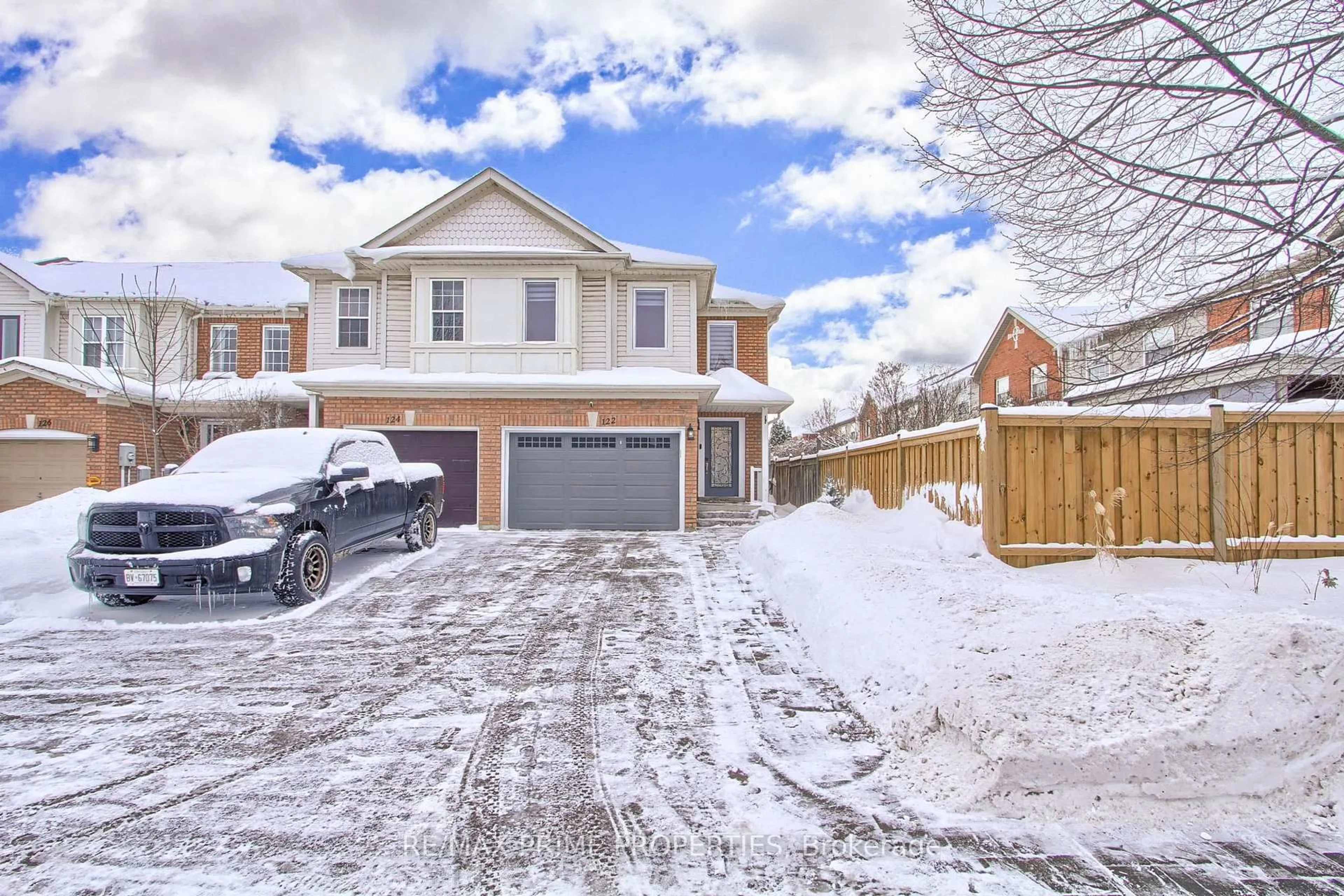 A pic from outside/outdoor area/front of a property/back of a property/a pic from drone, street for 122 Glasgow Cres, Georgina Ontario L4P 4B1