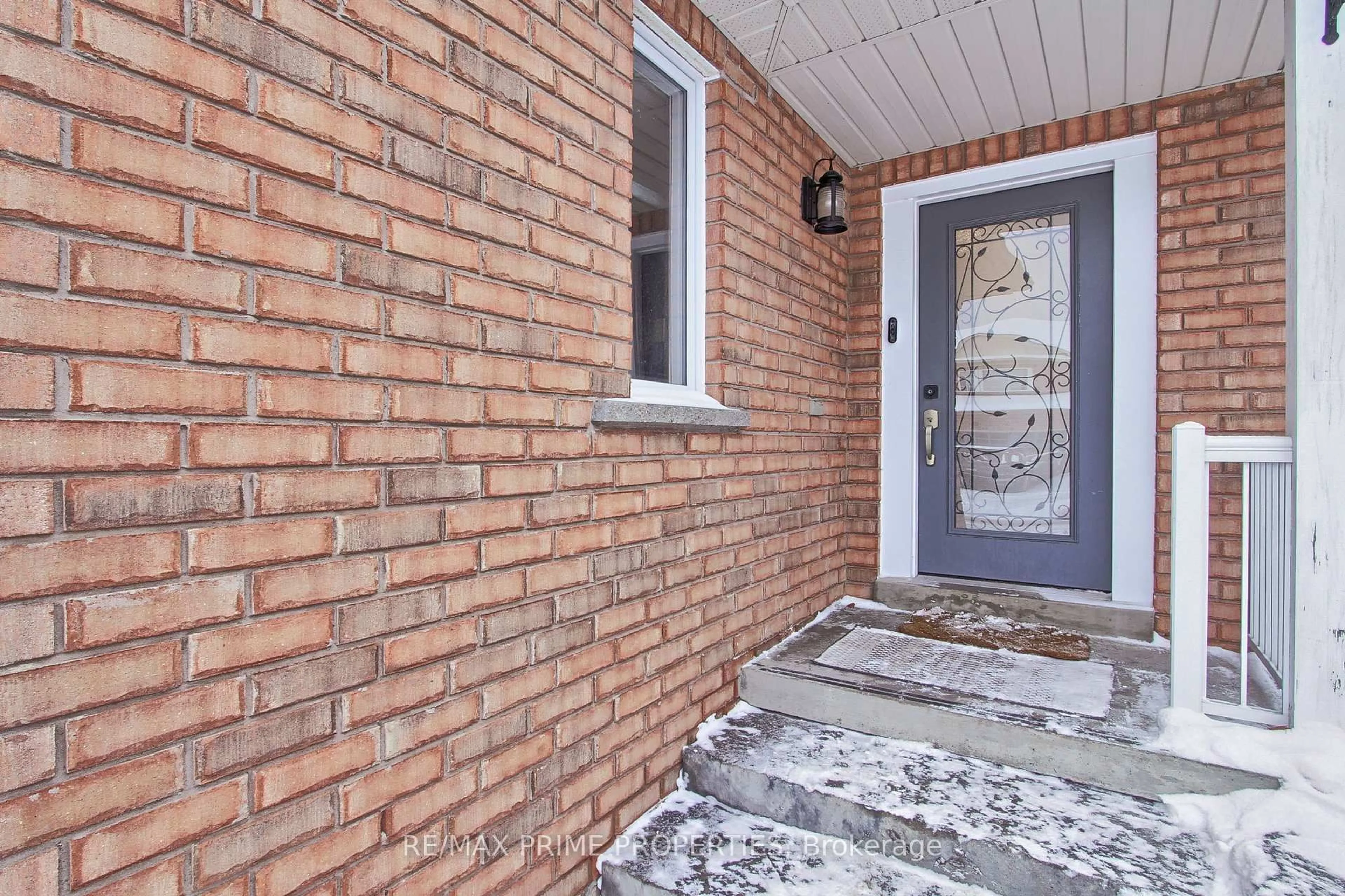 Home with brick exterior material, street for 122 Glasgow Cres, Georgina Ontario L4P 4B1