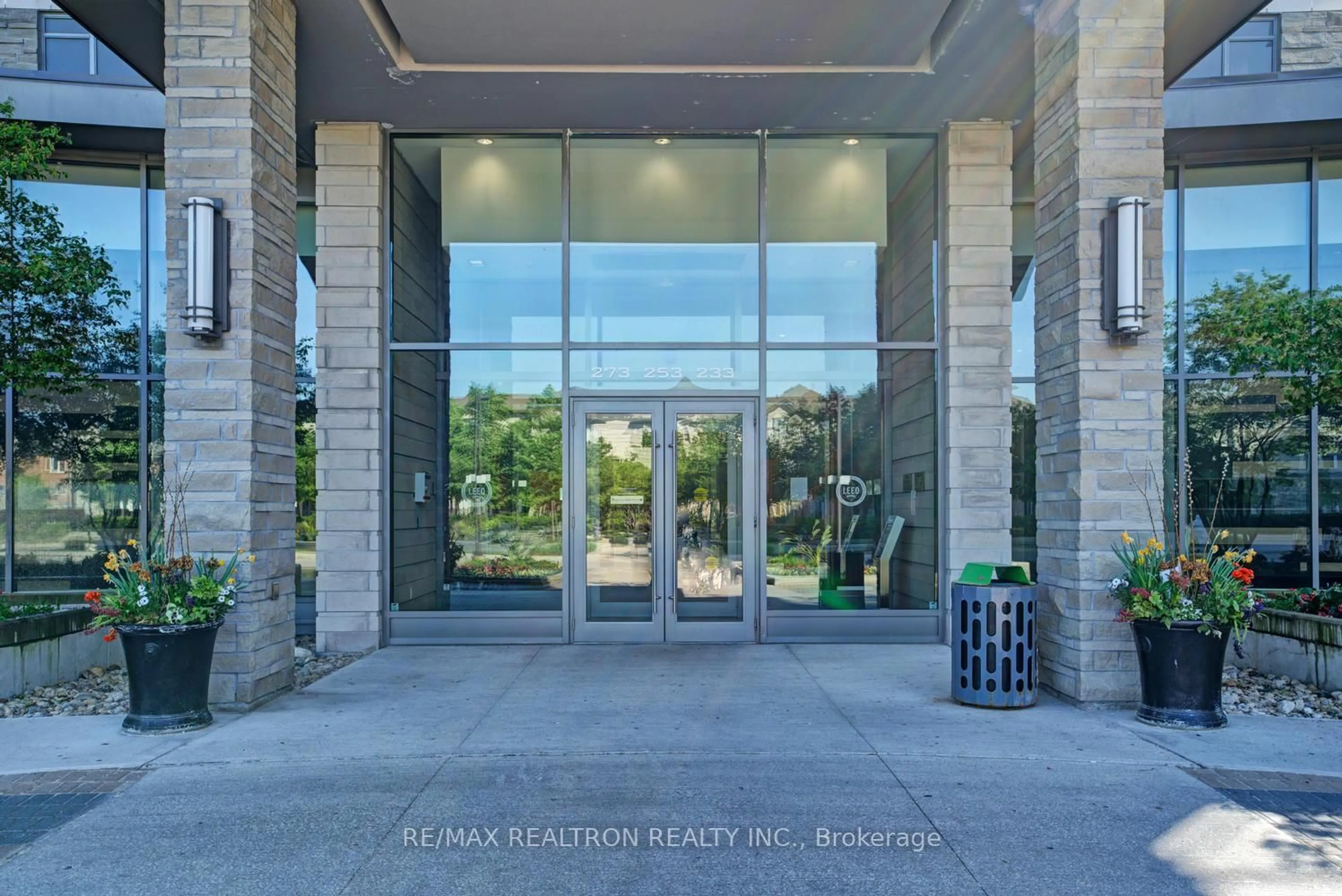 Indoor foyer for 253 South Park Rd #Ph#2, Markham Ontario L3T 0B5