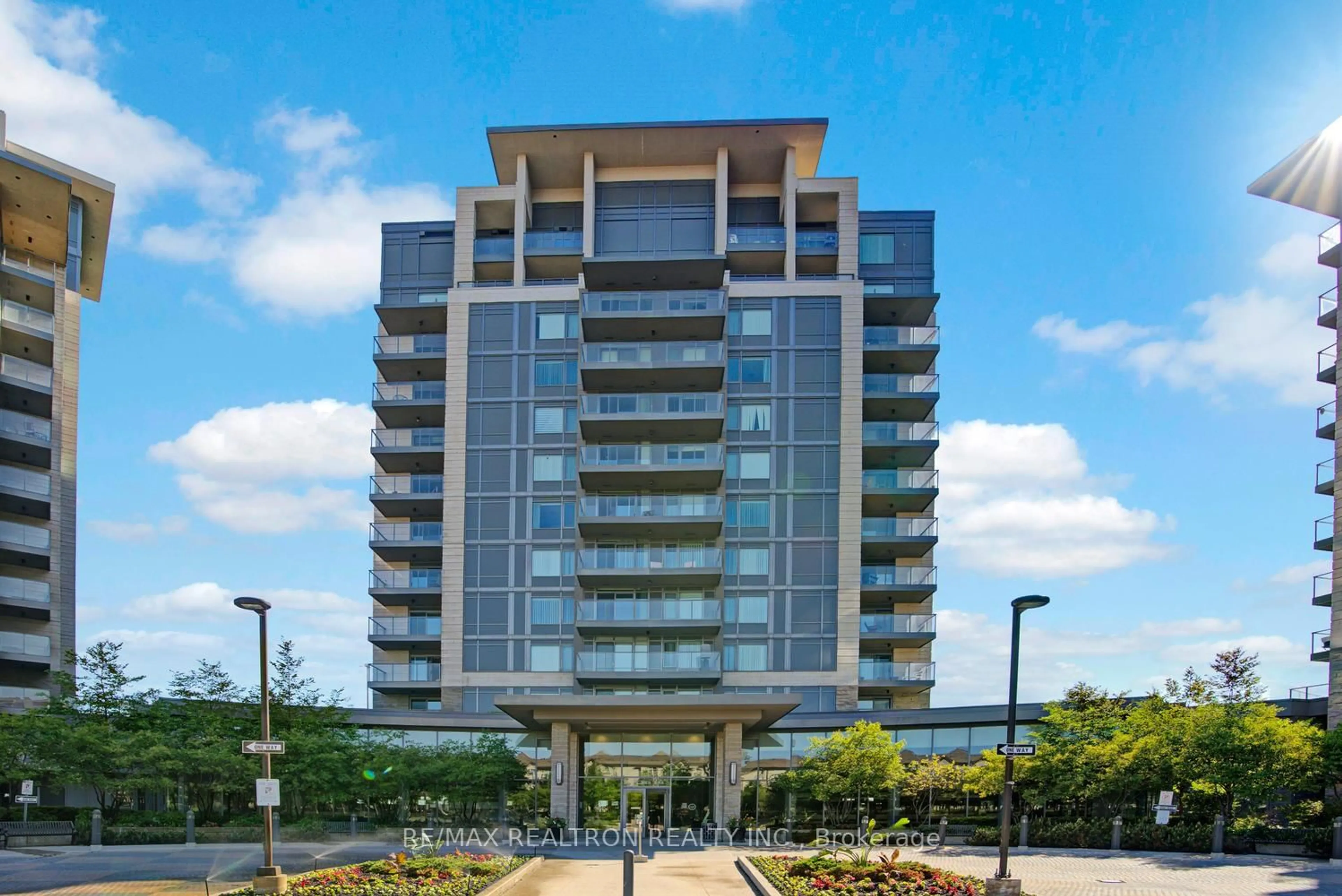 Indoor foyer for 253 South Park Rd #Ph#2, Markham Ontario L3T 0B5