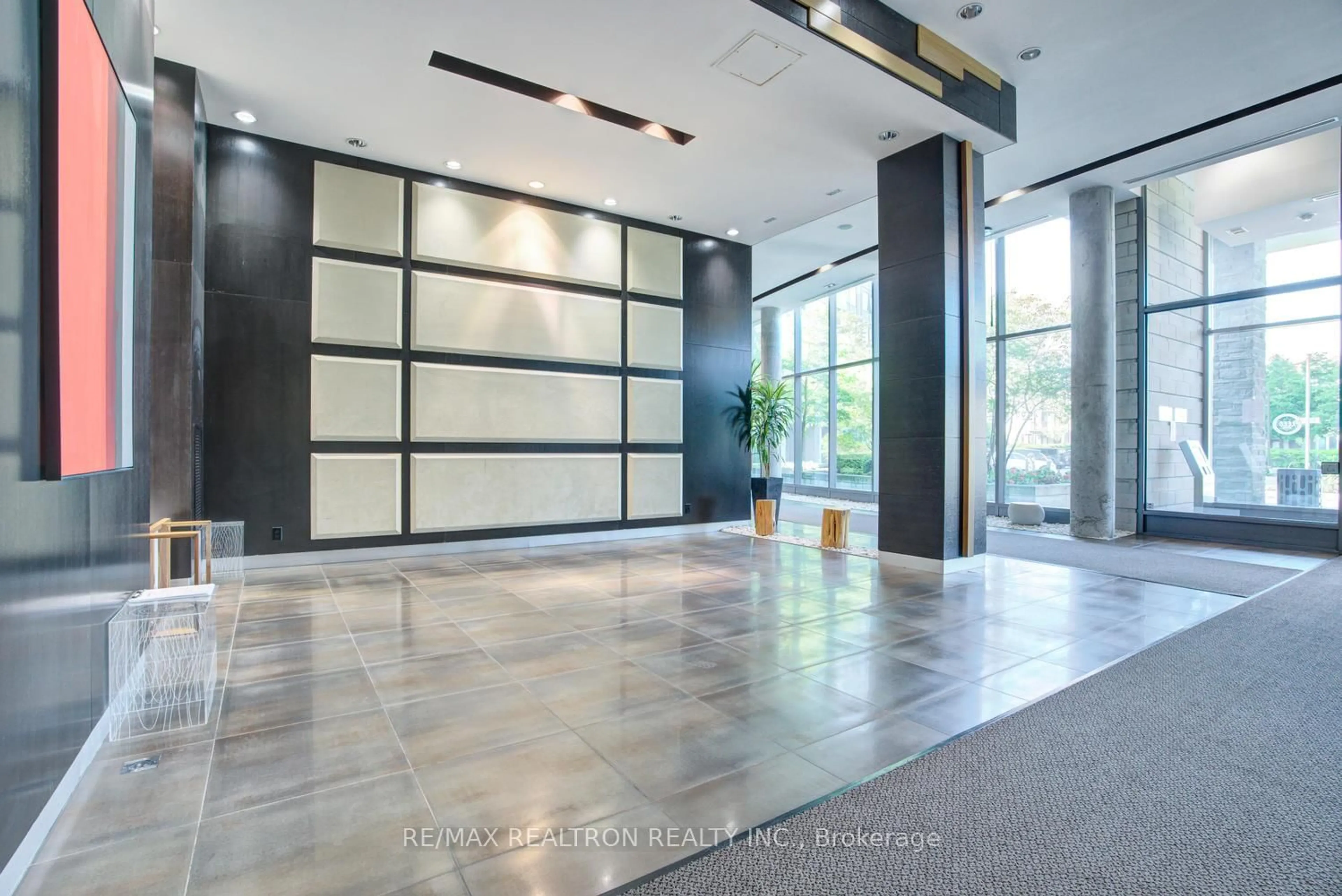 Indoor foyer for 253 South Park Rd #Ph#2, Markham Ontario L3T 0B5