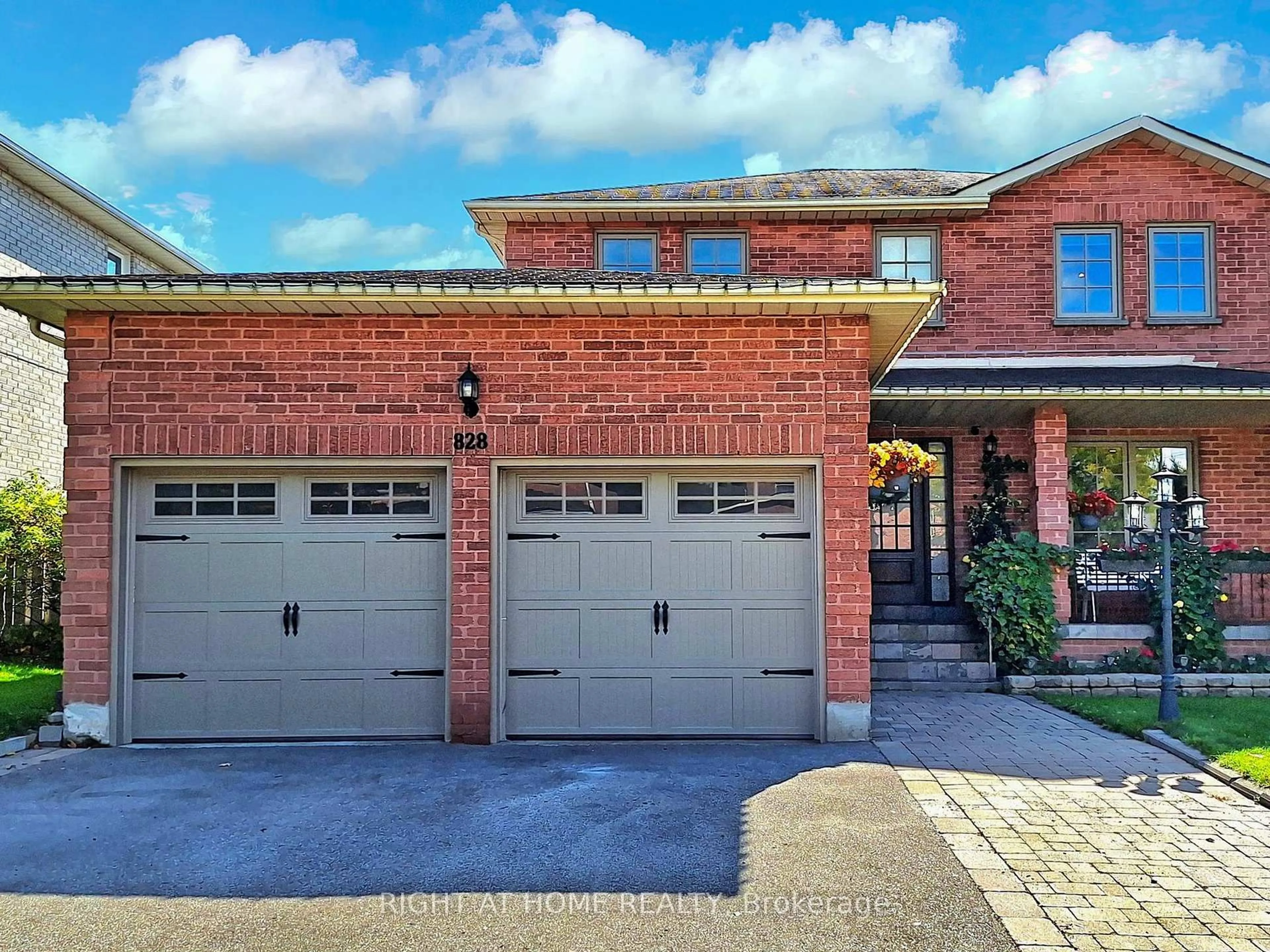 Home with brick exterior material, street for 828 Leslie Valley Dr, Newmarket Ontario L3Y 7H3