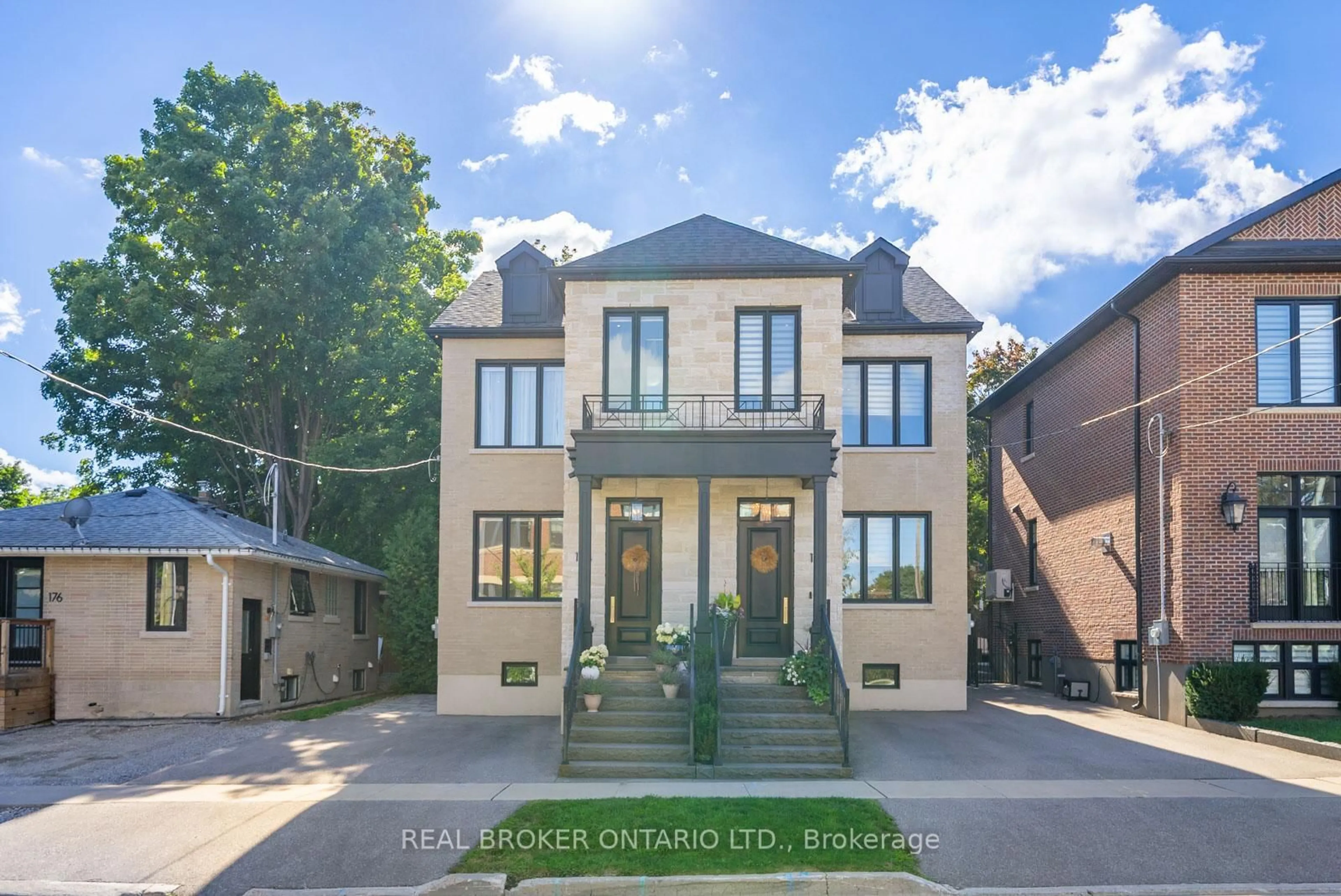 Home with brick exterior material, street for 172-174 Victoria St, Newmarket Ontario L3Y 4E1