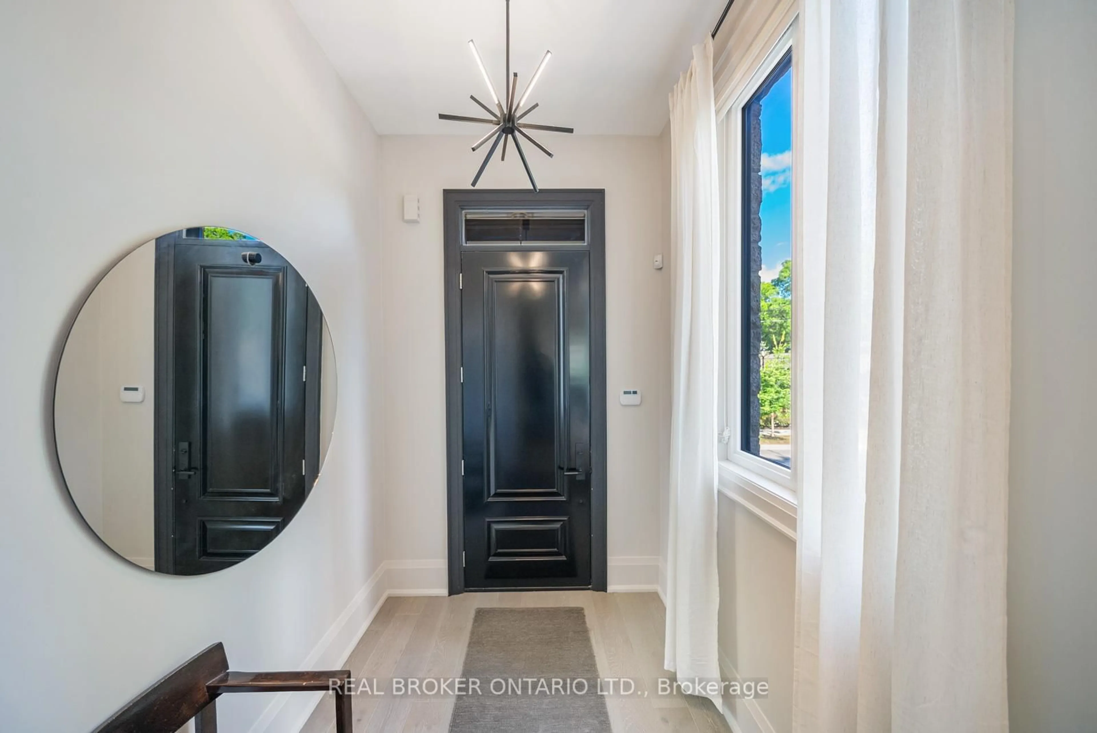 Indoor entryway for 172-174 Victoria St, Newmarket Ontario L3Y 4E1