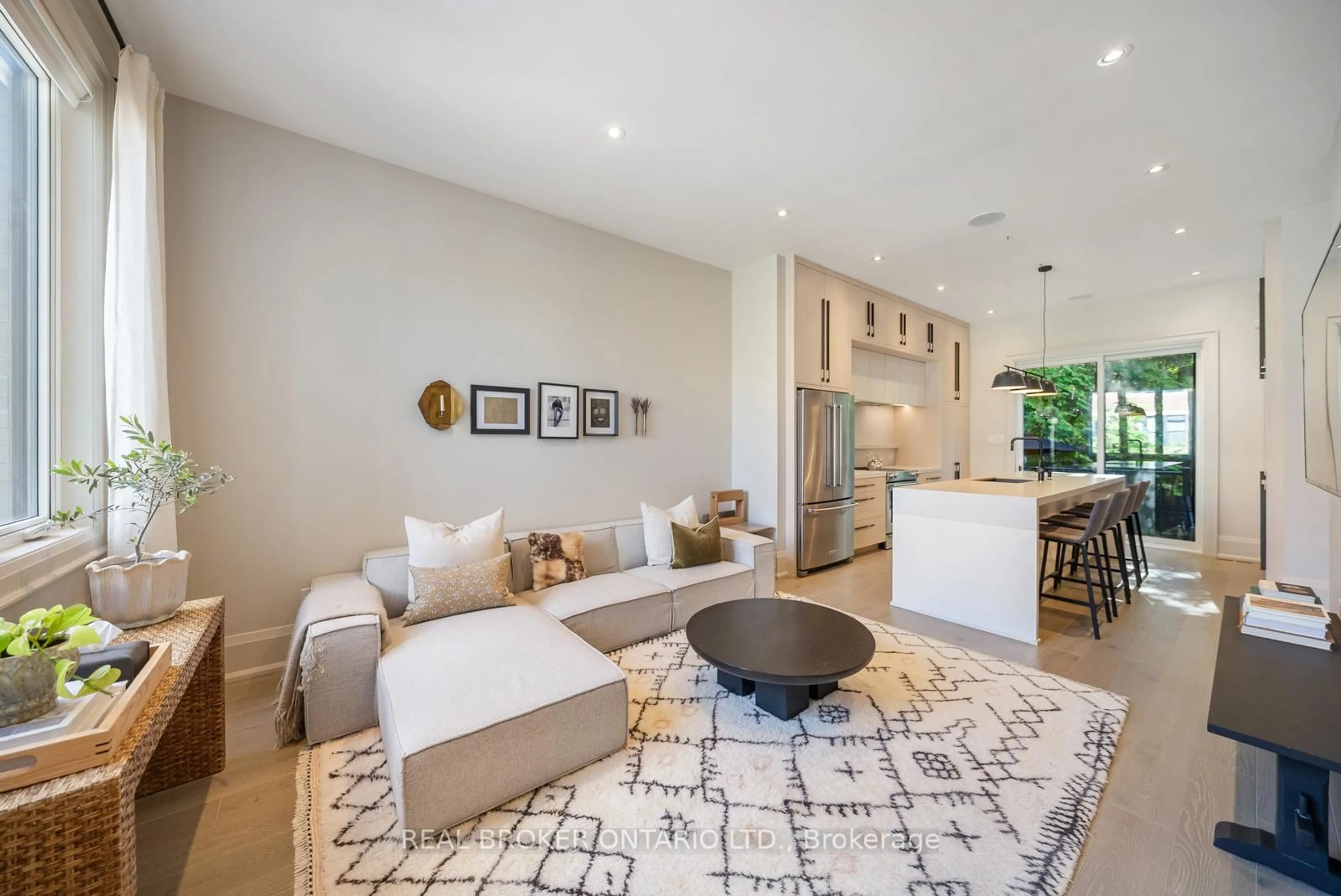 Living room with furniture, unknown for 172-174 Victoria St, Newmarket Ontario L3Y 4E1