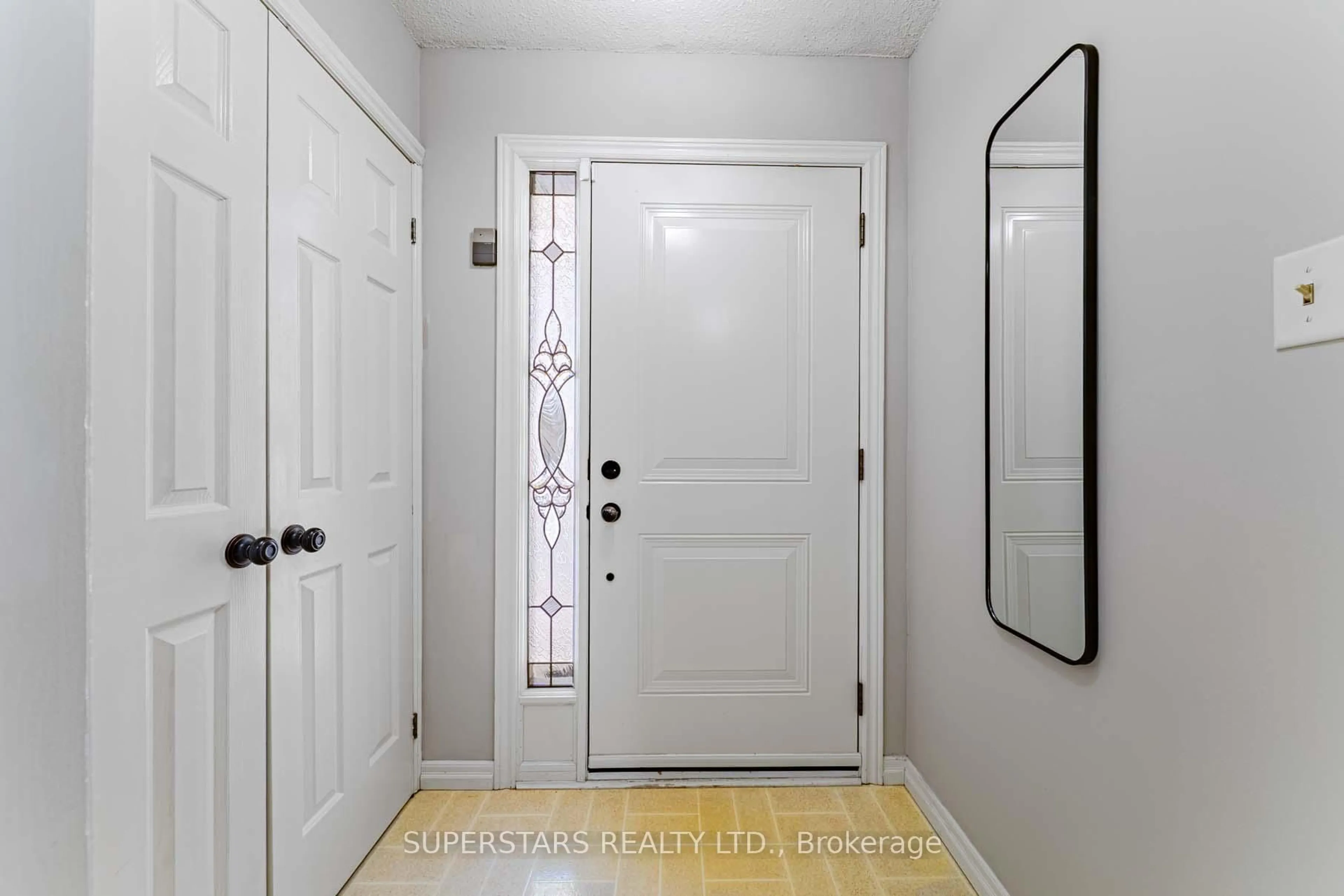 Indoor entryway for 56 Manning Cres, Newmarket Ontario L3Y 6H4