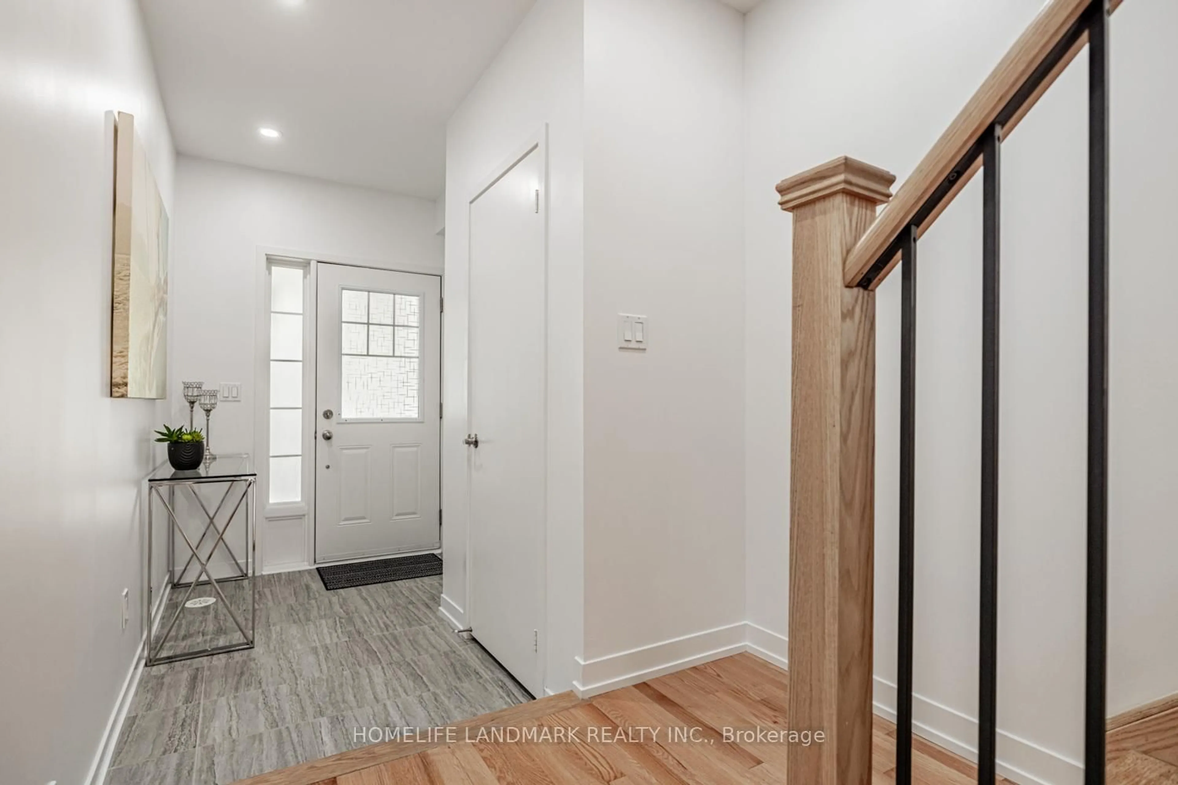 Indoor entryway for 10606 Bathurst St, Vaughan Ontario L6A 4Y4