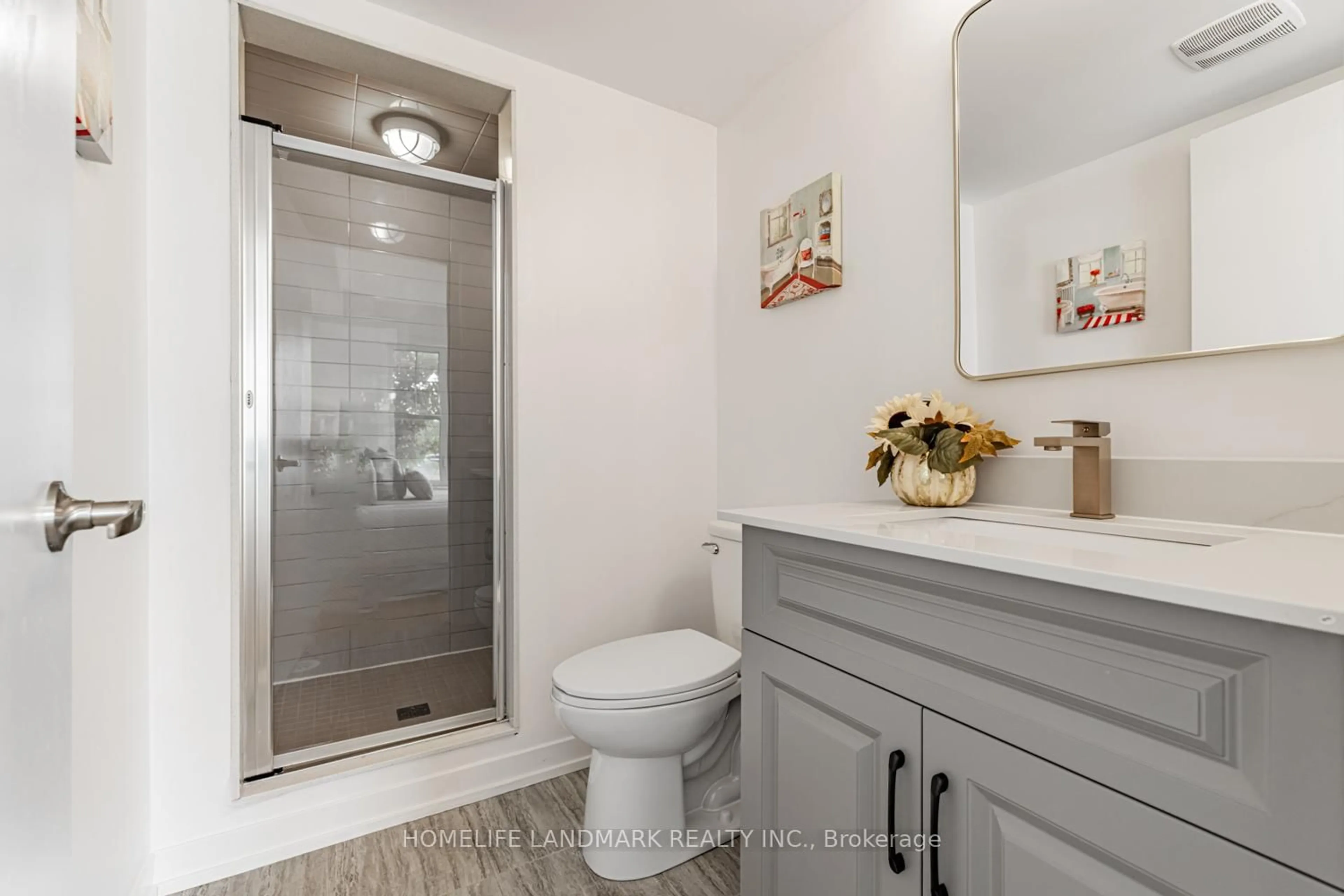 Standard bathroom, ceramic/tile floor for 10606 Bathurst St, Vaughan Ontario L6A 4Y4