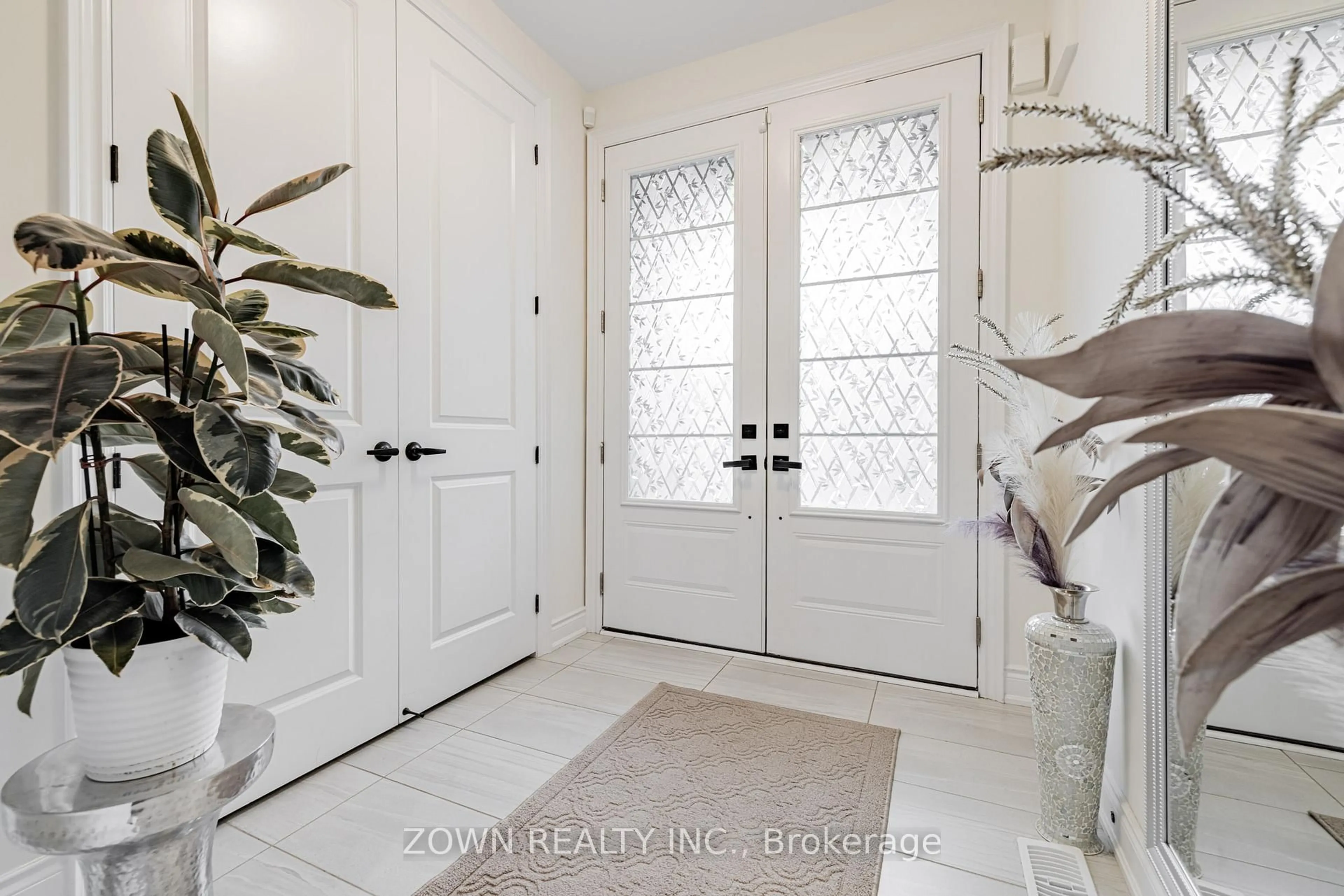 Indoor entryway for 1352 Blackmore St, Innisfil Ontario L9S 0P2