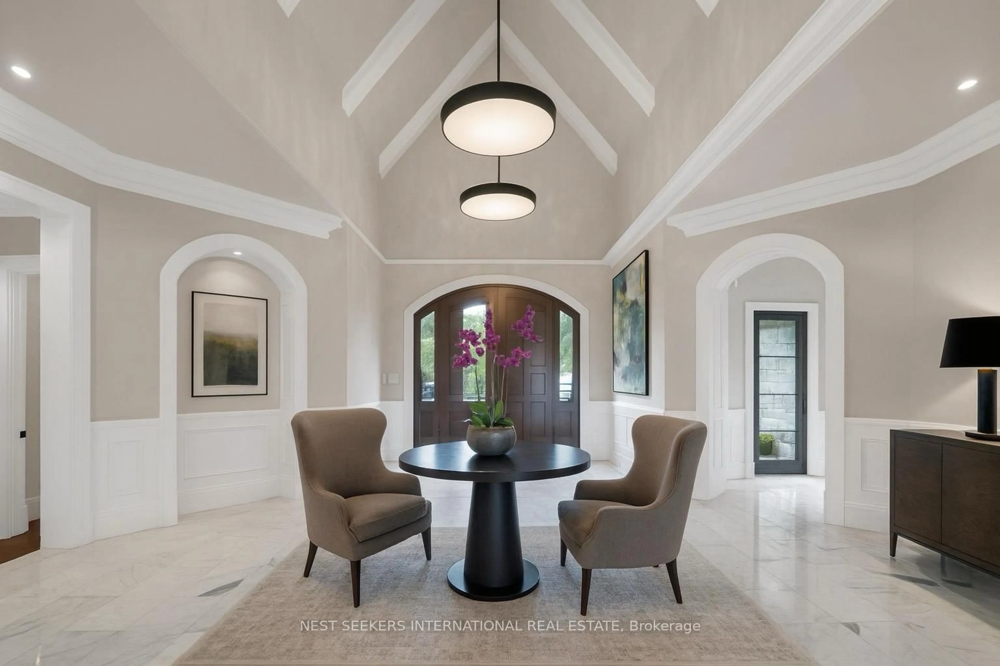 Indoor foyer for 111 Manitou Dr, King Ontario L7B 1E7