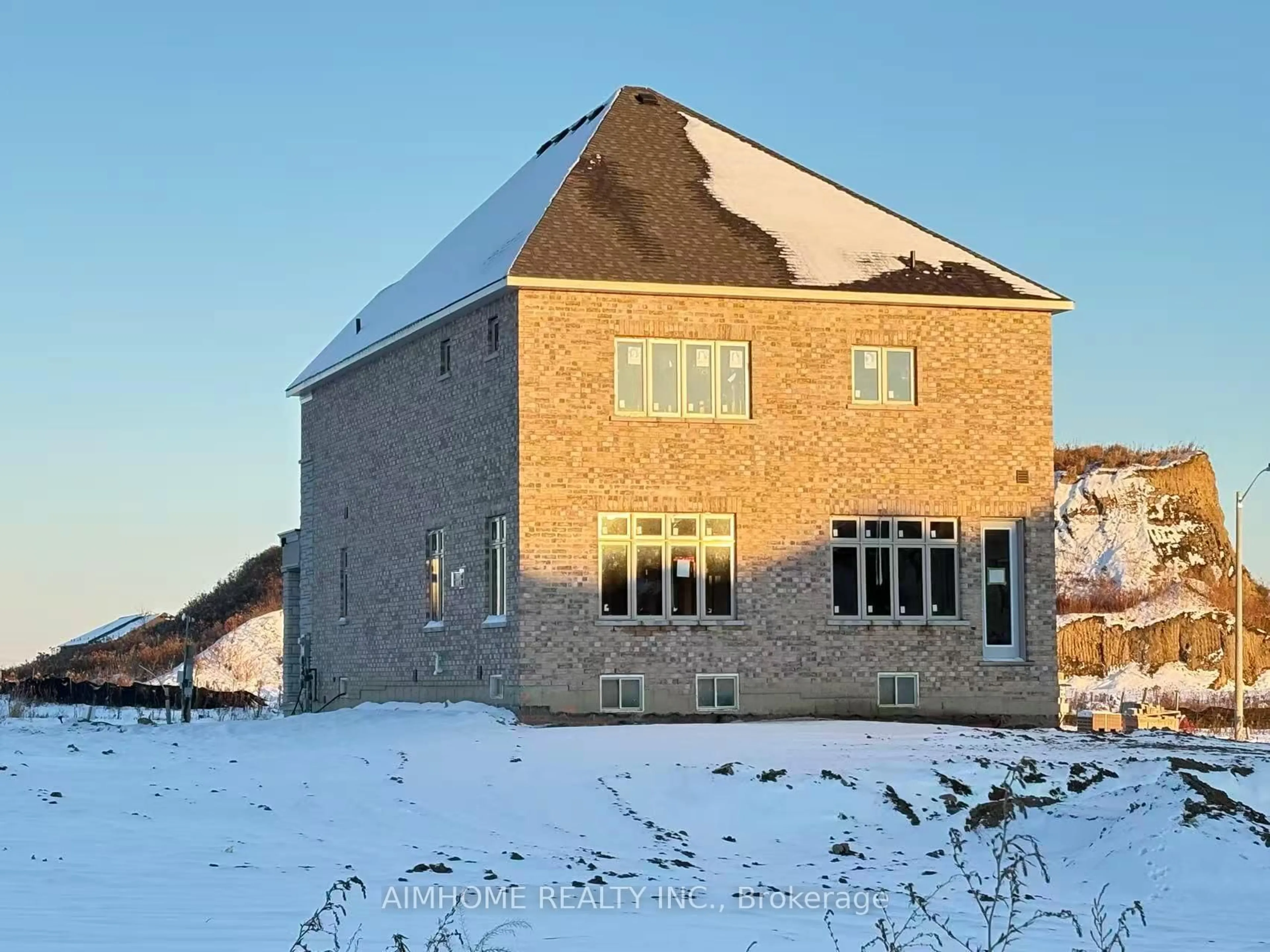 A pic from outside/outdoor area/front of a property/back of a property/a pic from drone, building for 38 Garrison Dr, Richmond Hill Ontario L4E 1M6