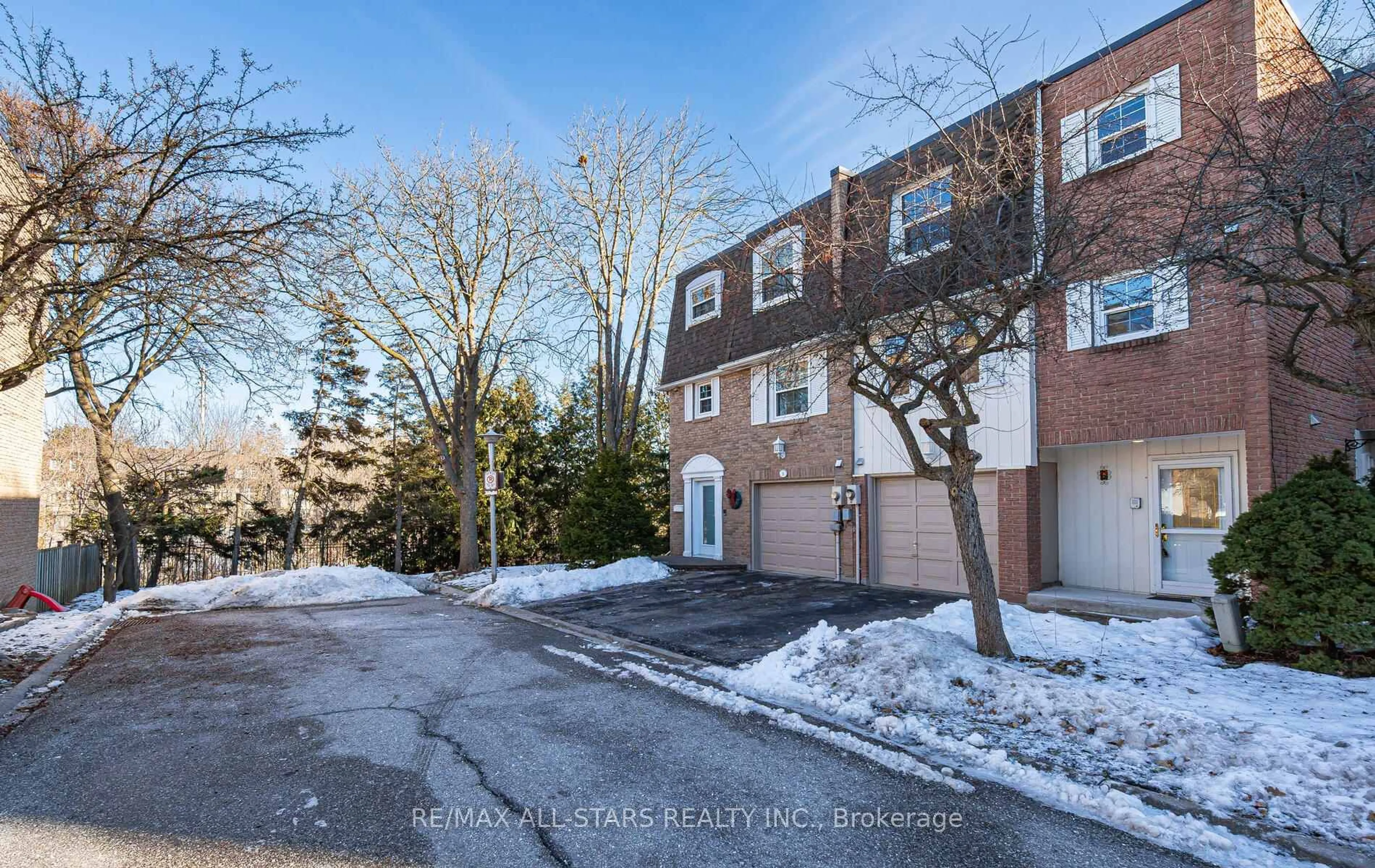 A pic from outside/outdoor area/front of a property/back of a property/a pic from drone, street for 6 Hepworth Way, Markham Ontario L3P 3S9