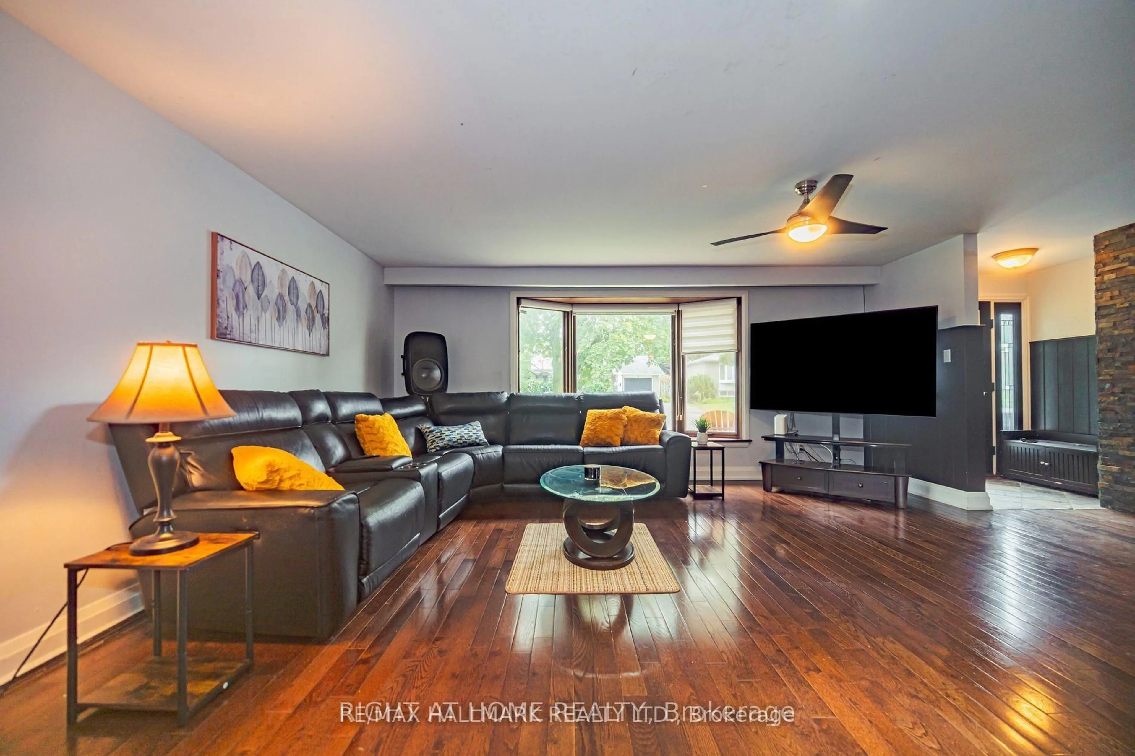 Living room with furniture, wood/laminate floor for 4 Devins Dr, Aurora Ontario L4G 2Z1